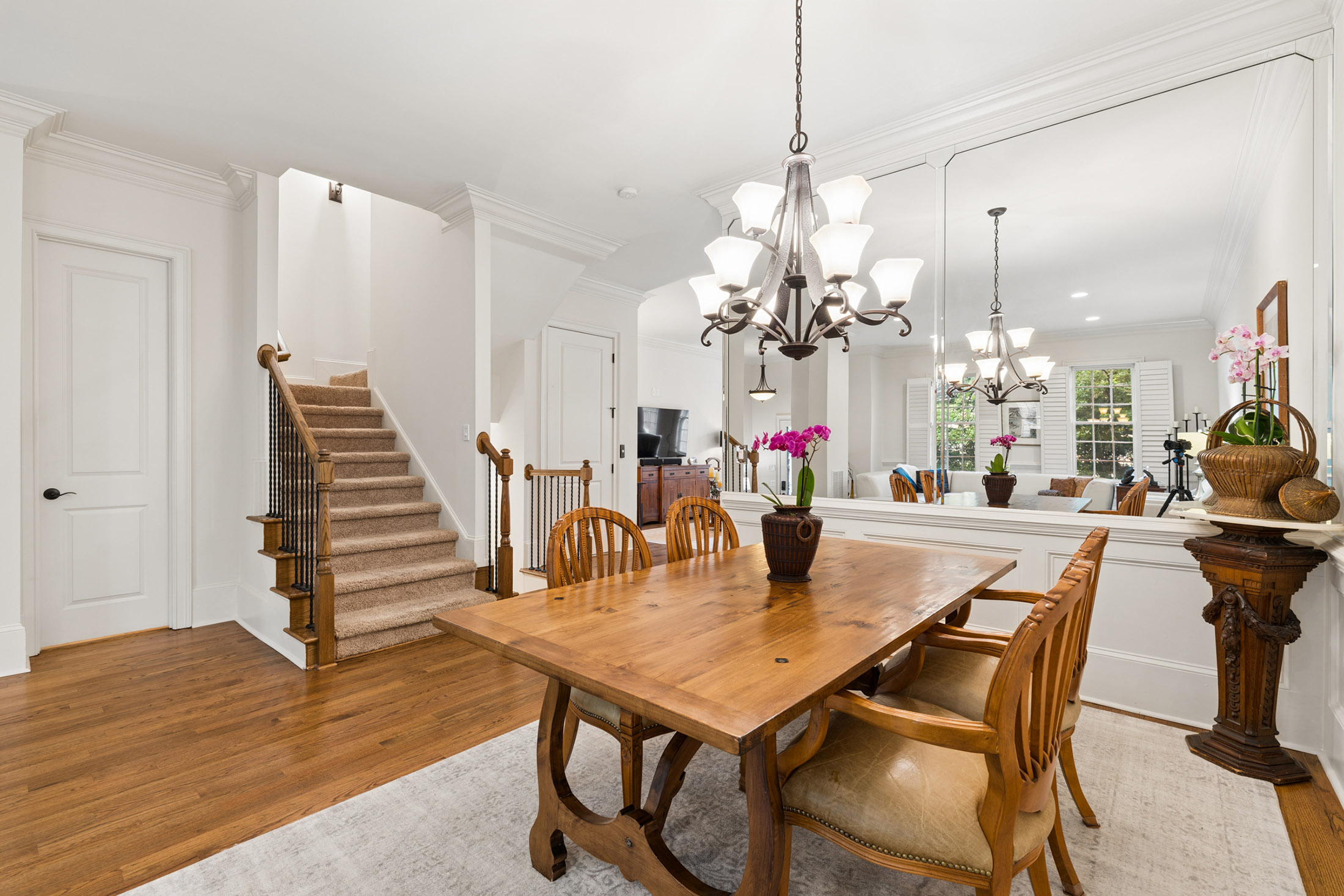  Four Level Brick Townhome with Private Elevator in Gated One Ivy Walk - 物件實景