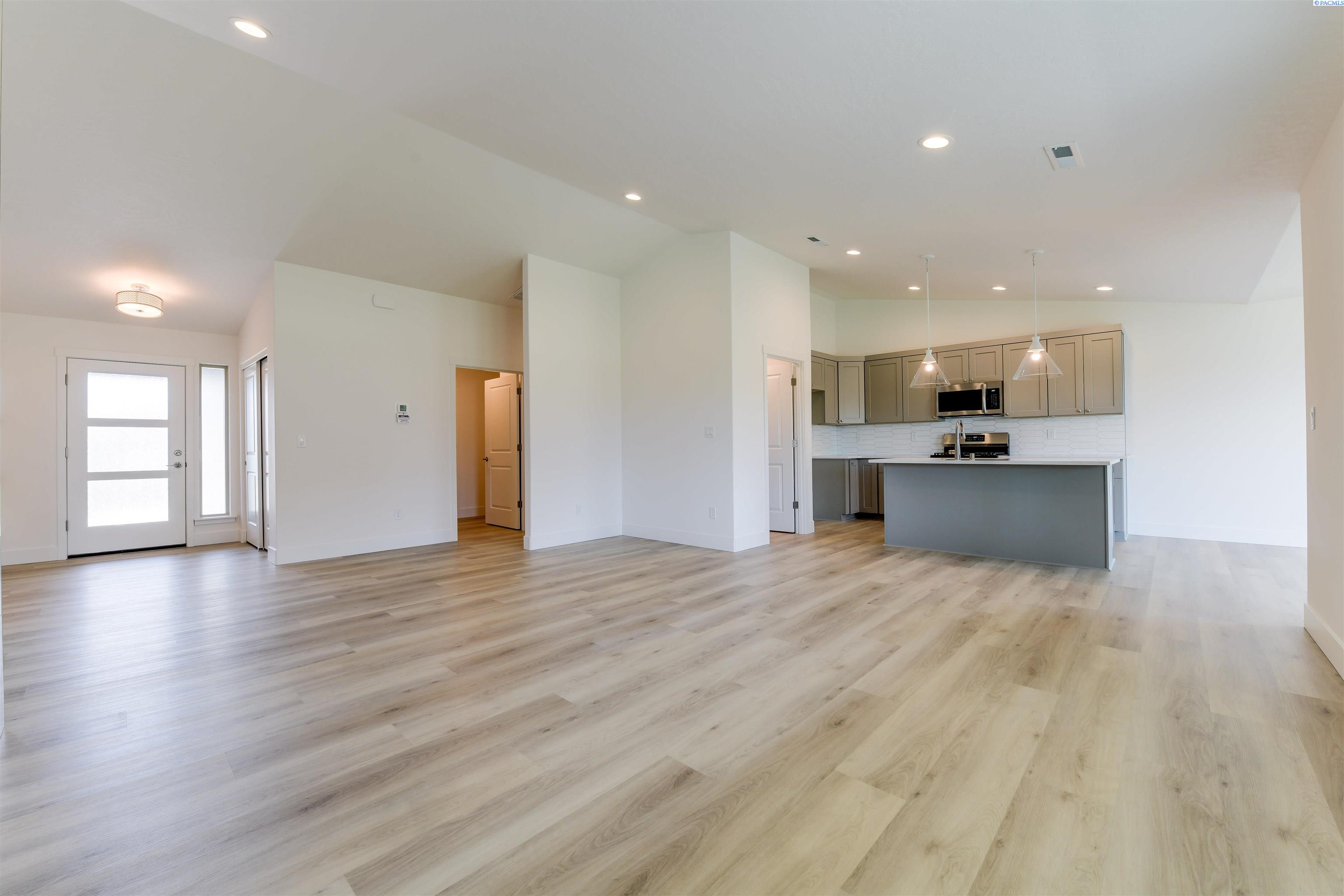 Kennewick, Washington, 99338, United States, 3 Bedrooms Bedrooms, ,1 BathroomBathrooms,Residential,For Sale,1901693
