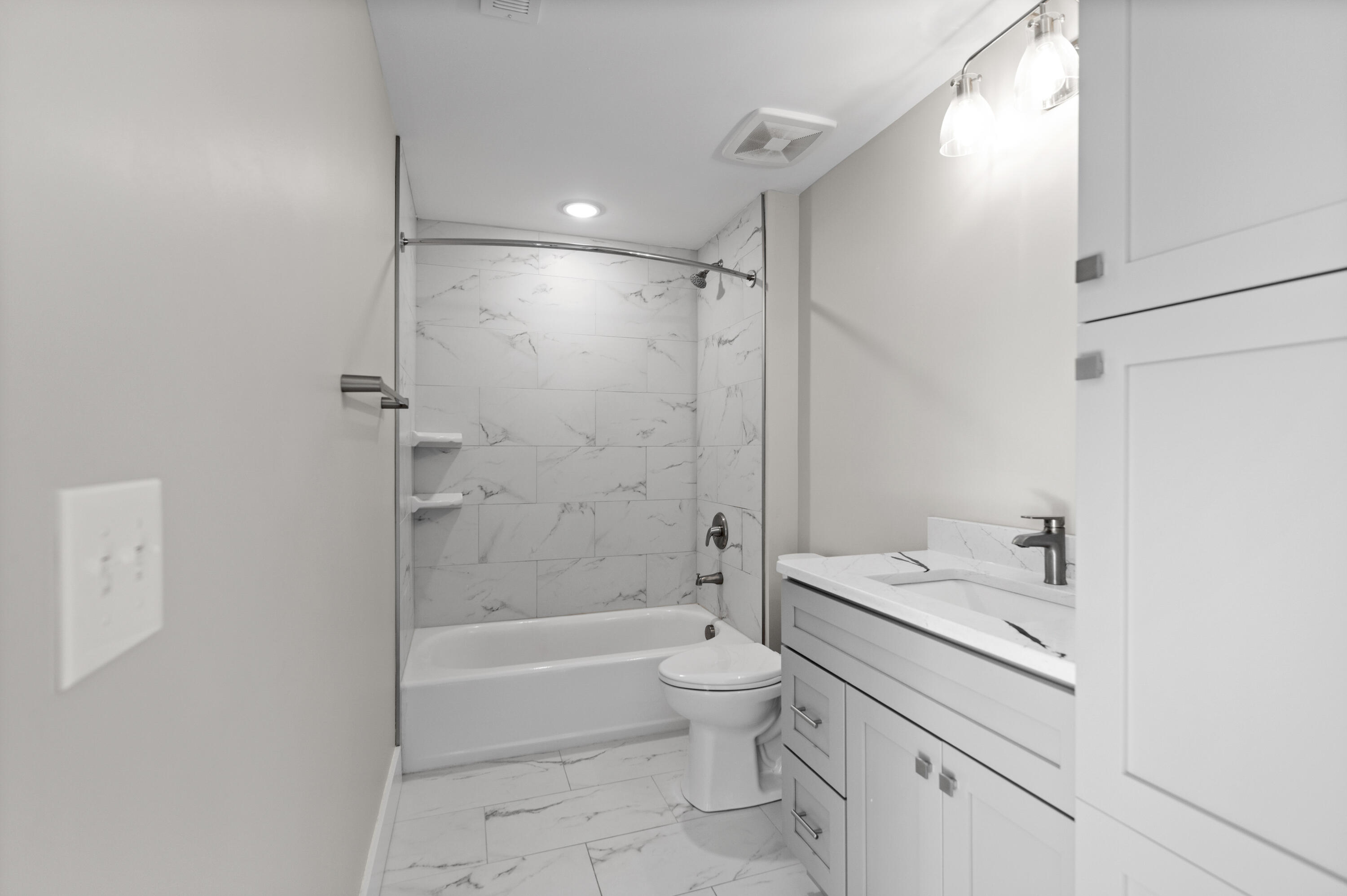 Dayton, Kentucky, 41074, United States, 2 Bedrooms Bedrooms, ,3 BathroomsBathrooms,Residential,For Sale,1995774