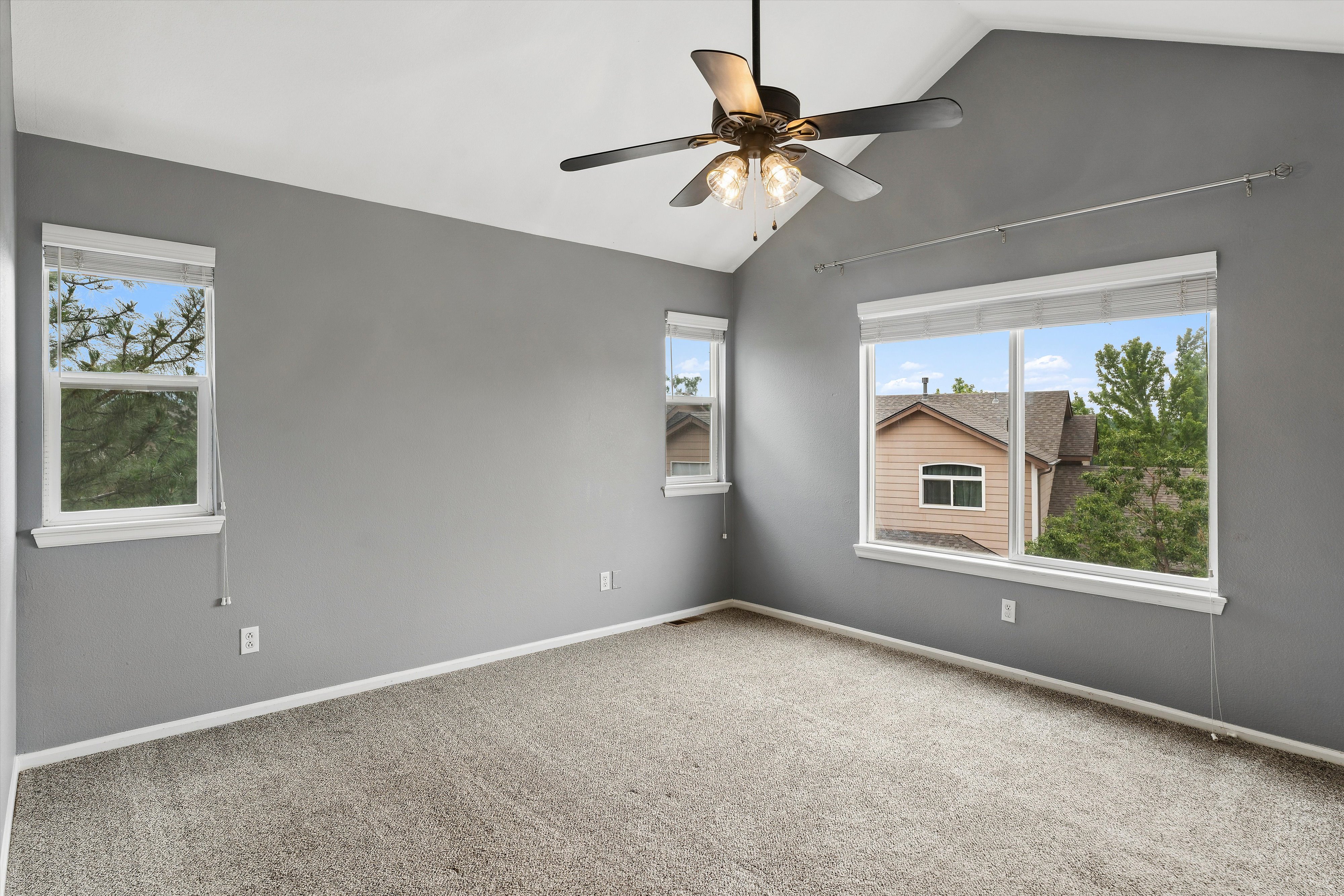 Beautifully maintained three-level townhome - 物件實景