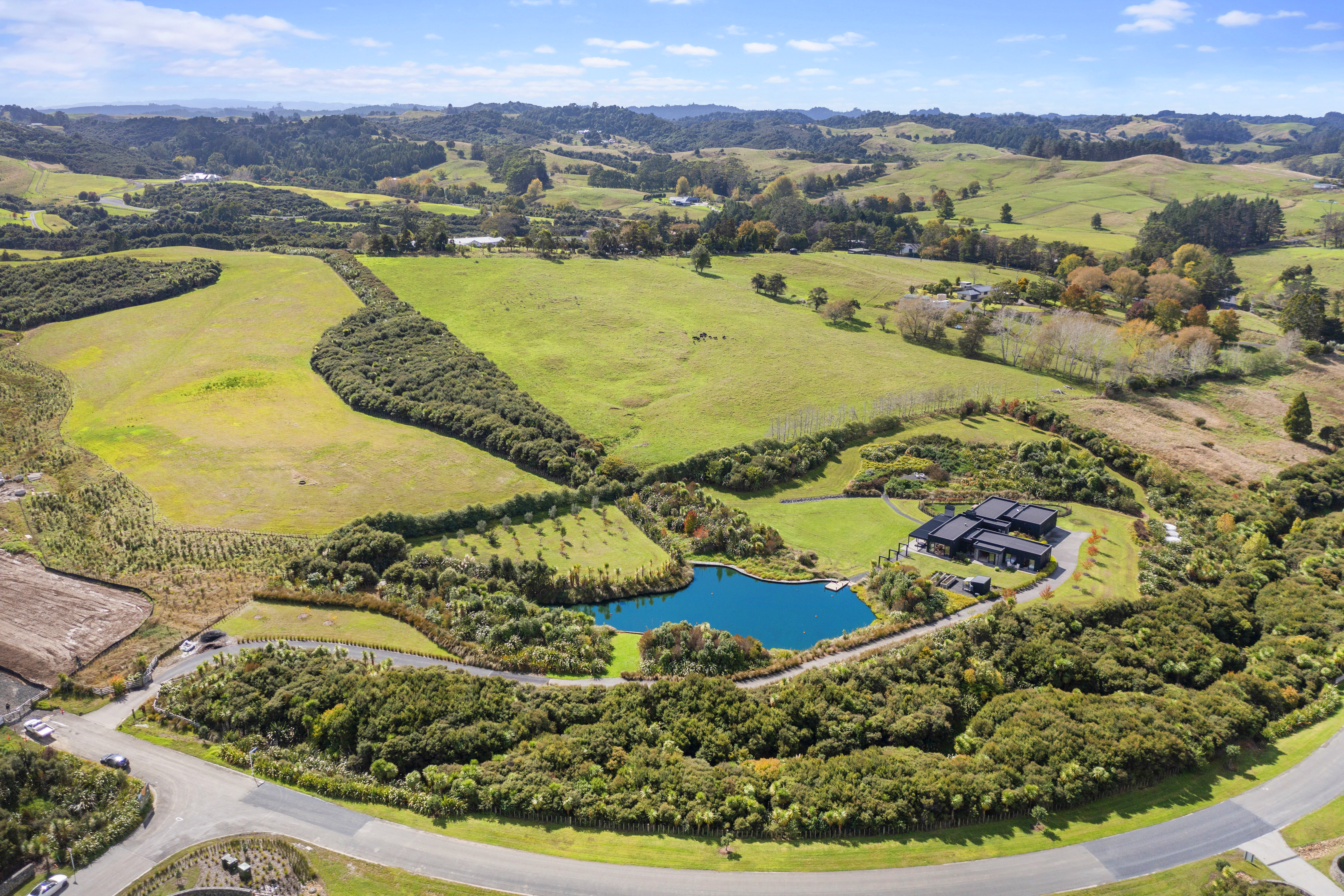  Lakeside Luxury — Now Selling by Auction - 物件實景