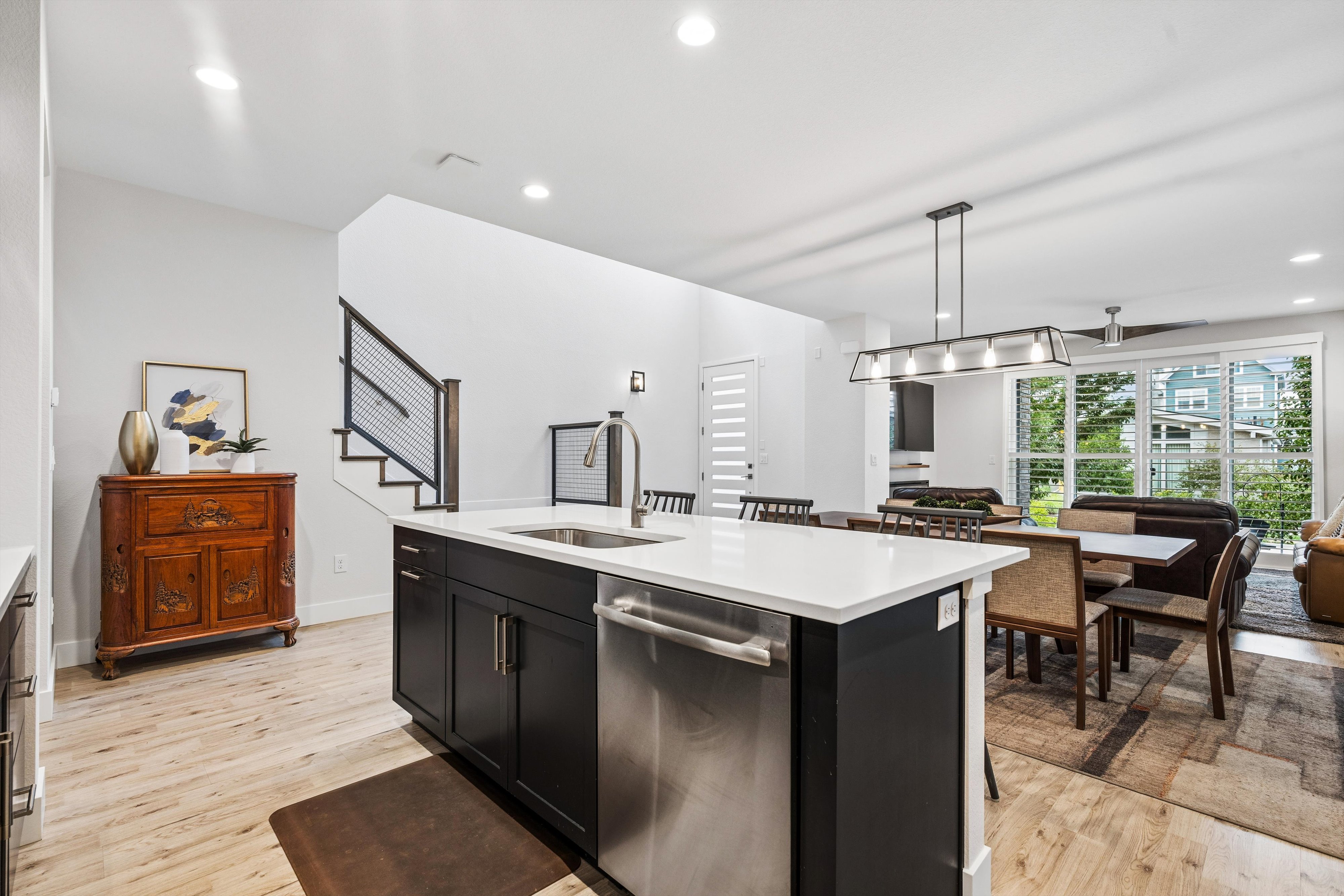  Thoughtfully designed and exceptionally maintained, this light-filled home offer - 物件實景