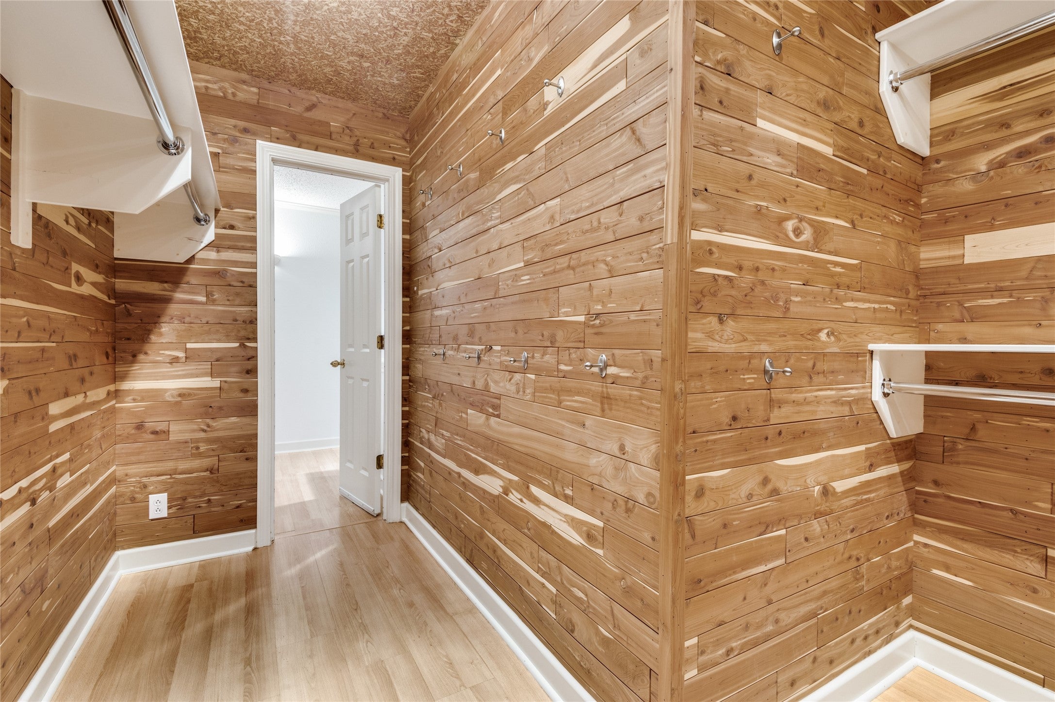 Bedford, Texas, 76021, United States, 5 Bedrooms Bedrooms, ,4 BathroomsBathrooms,Residential,For Sale,1976137