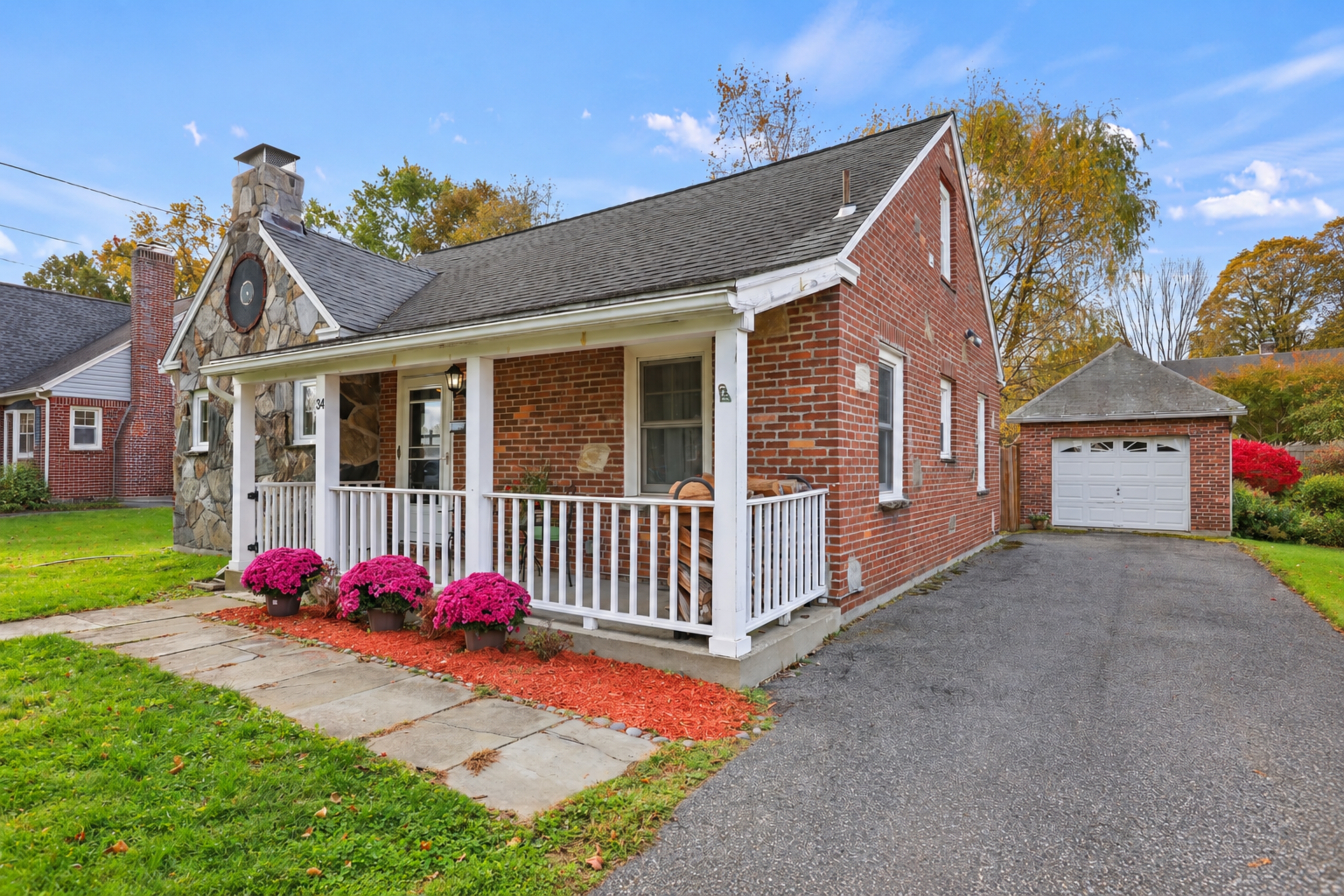  Charming New England Brick Beauty - 物件實景
