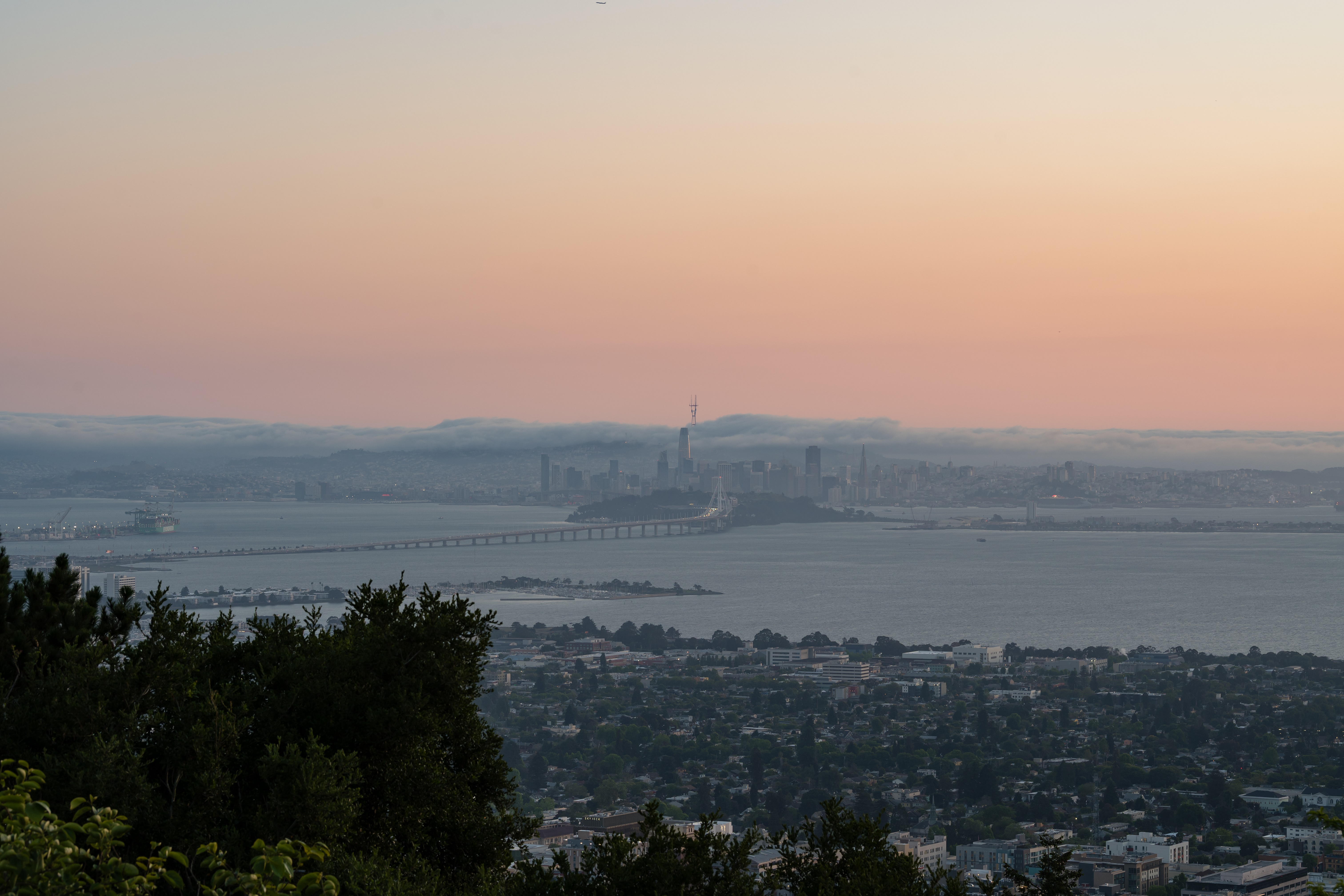  A Mediterranean Retreat Above the Bay - 物件實景