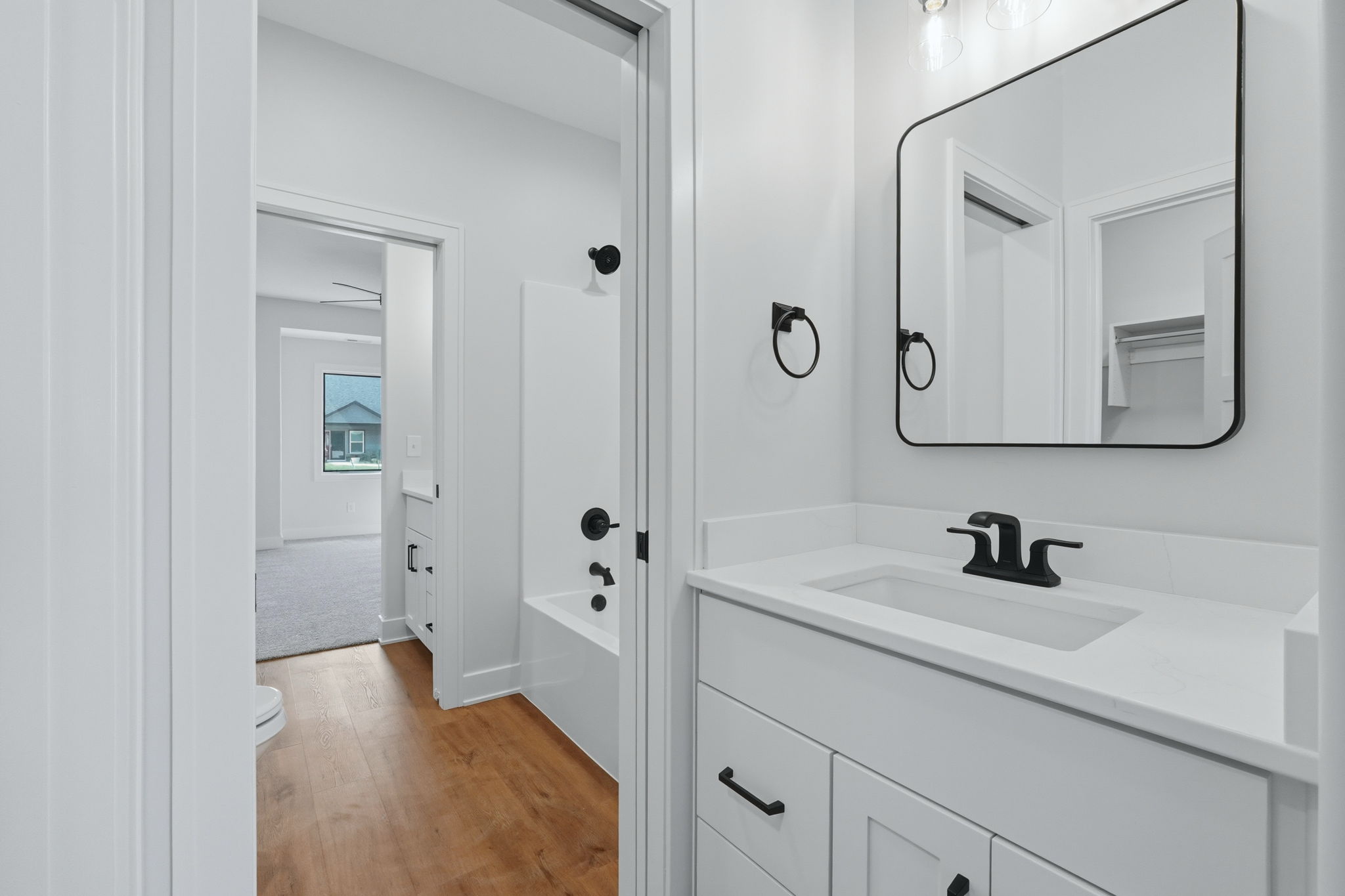  Brand New Three Bedroom Home on a Pond Lot - 物件實景