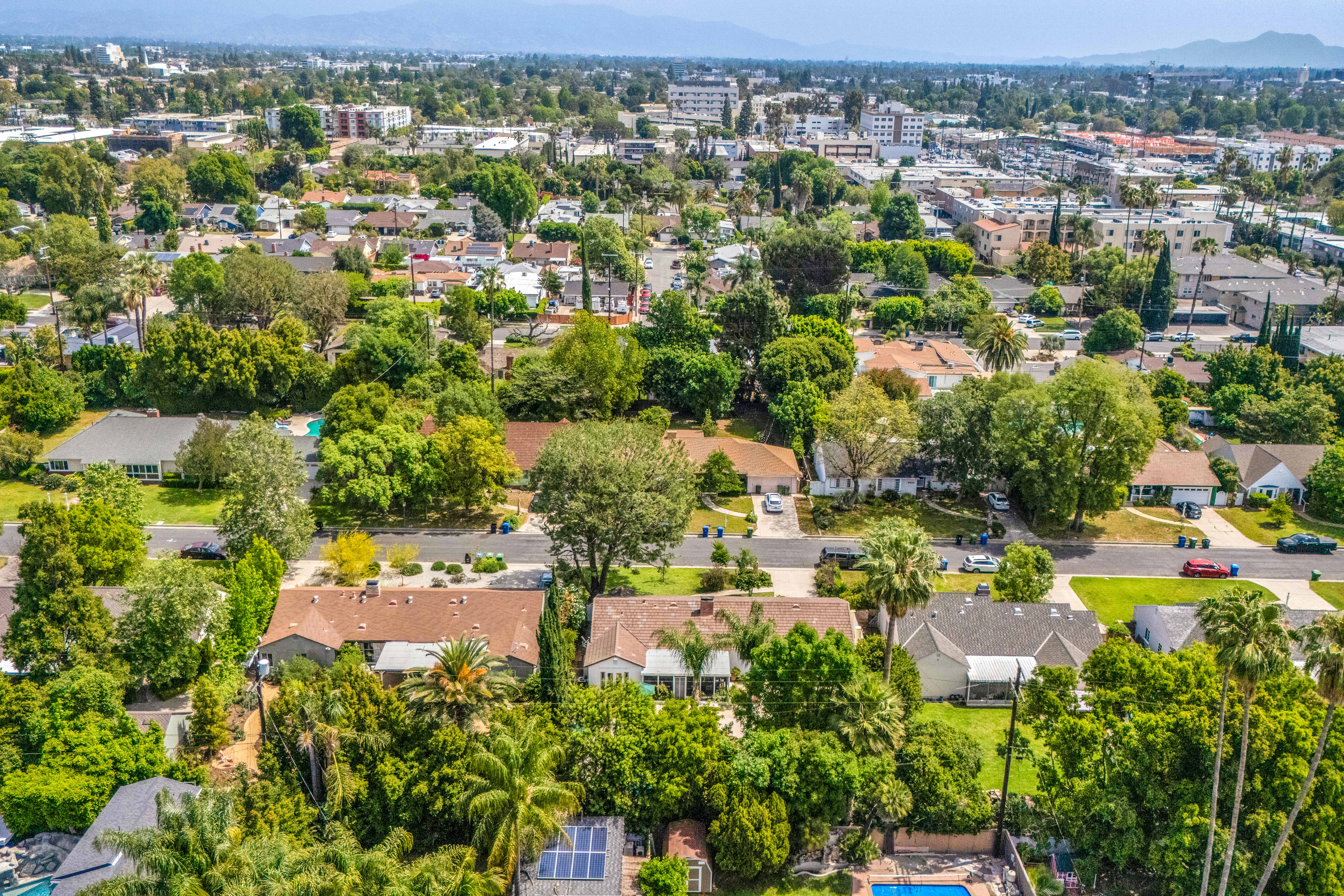  6843 Chisholm Avenue - 物件實景