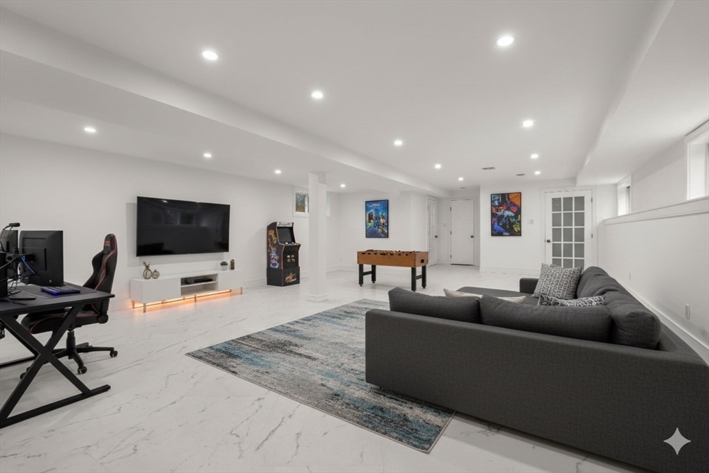 Weston, Massachusetts, 02493, United States, 4 Bedrooms Bedrooms, ,5 BathroomsBathrooms,Residential,For Sale,1989089