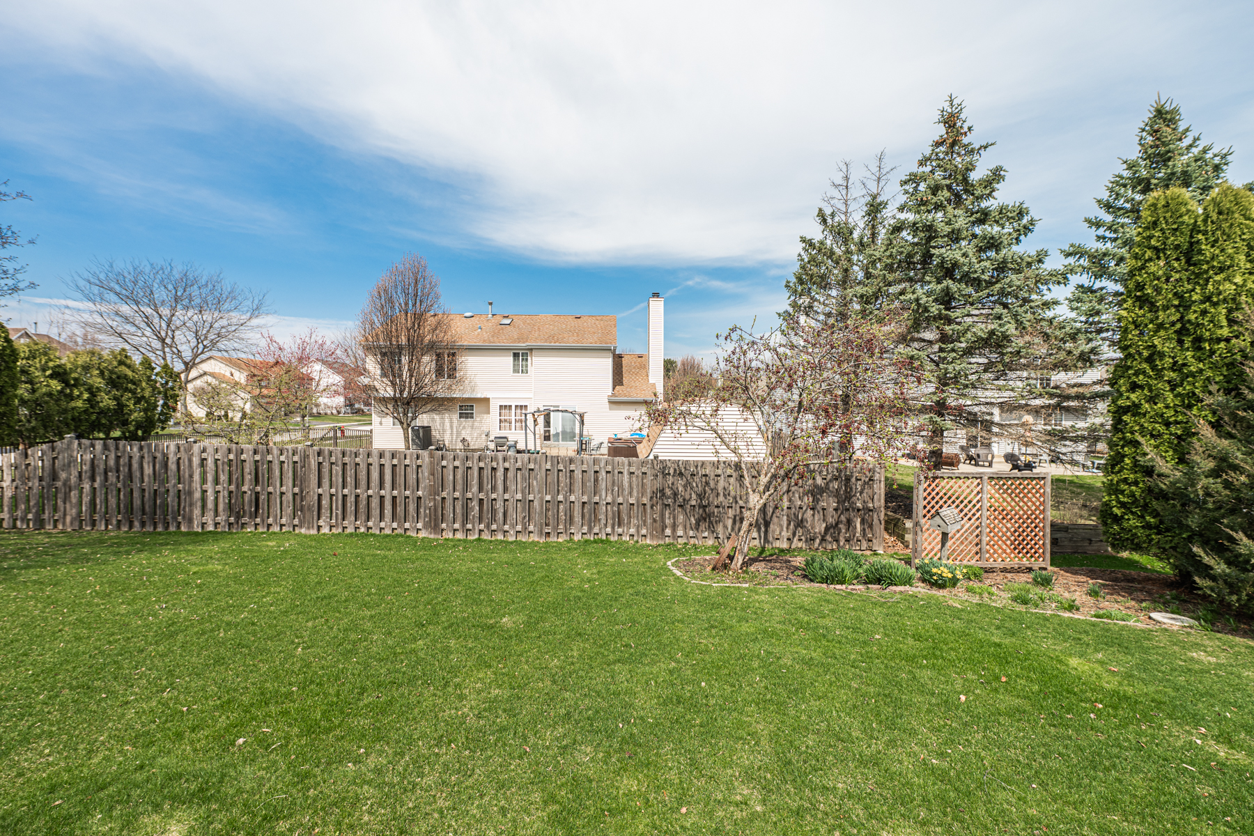  Beautifully Maintained Storybook Home - 物件實景