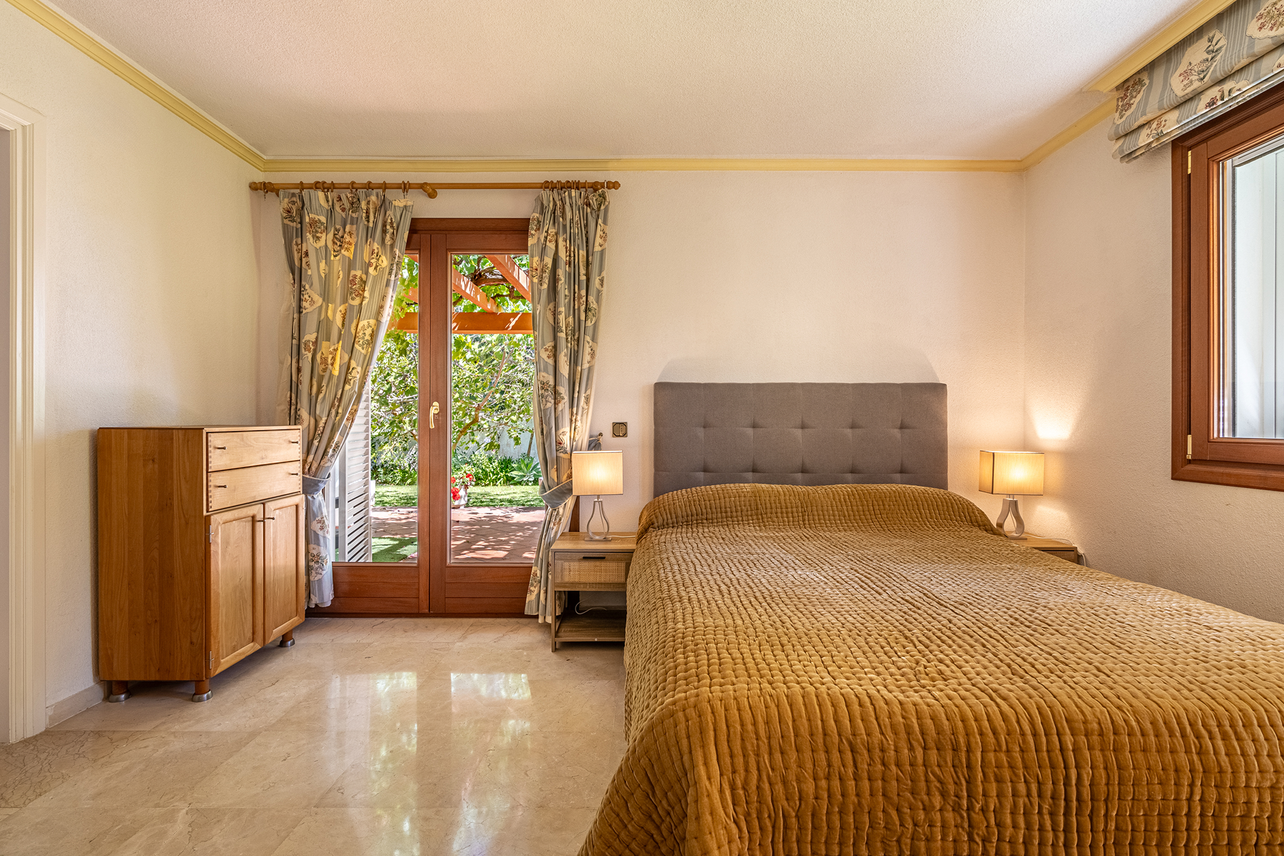 Beachside villa for refurbishment with expansive gardens on the New Golden Mile - 物件實景