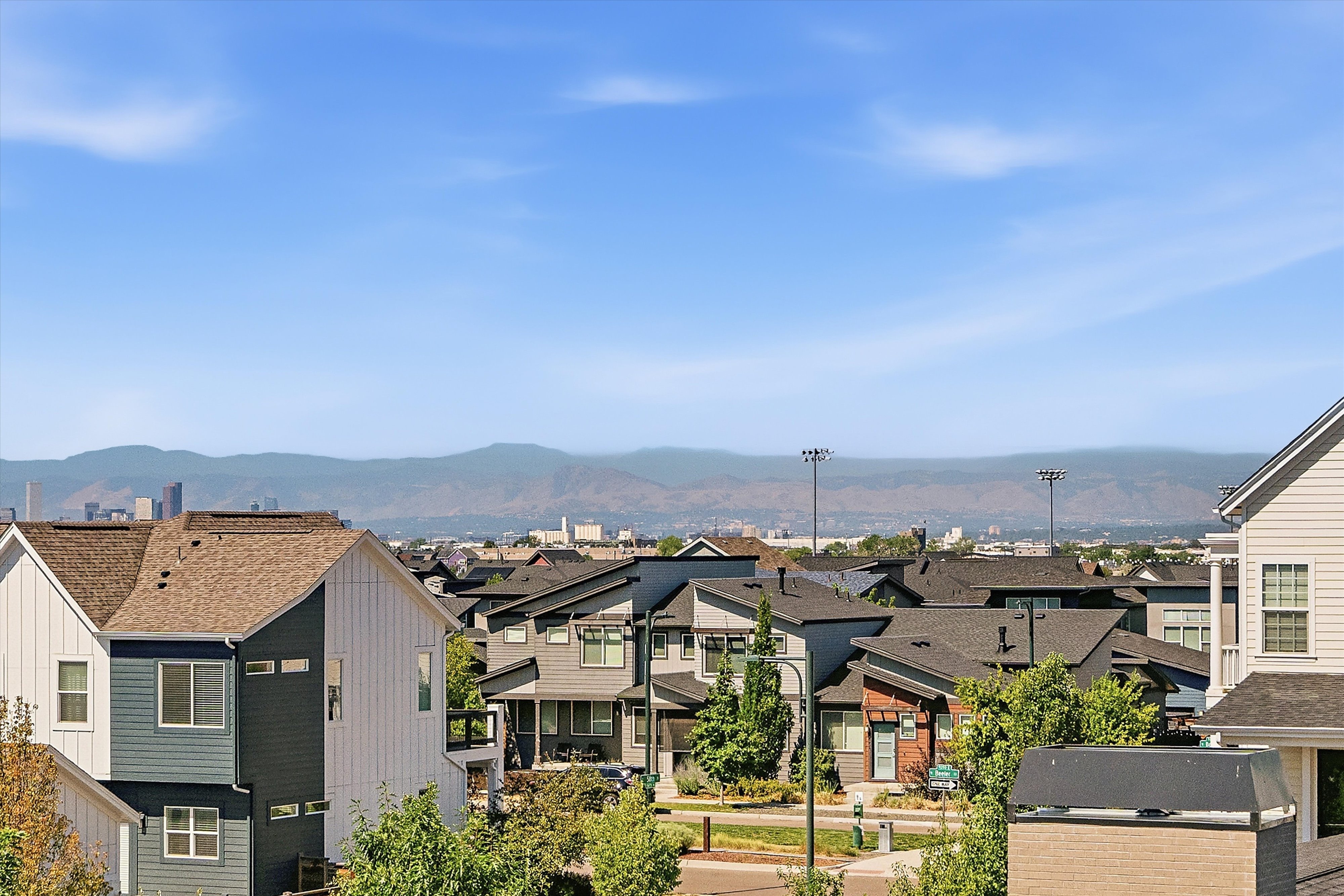  Thoughtfully designed and exceptionally maintained, this light-filled home offer - 物件實景