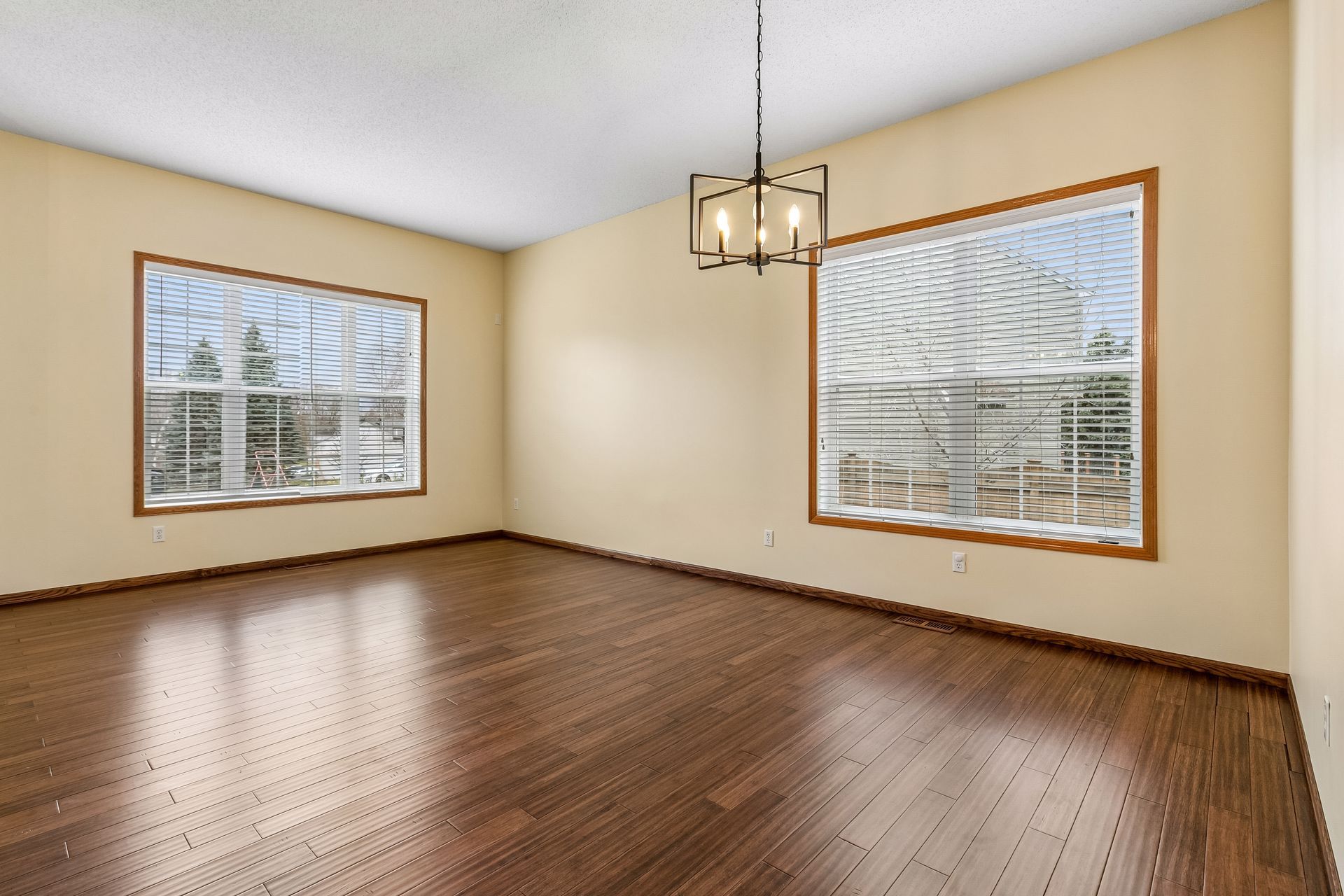  Cul-de-Sac Living with Over an Acre of Land - 物件實景