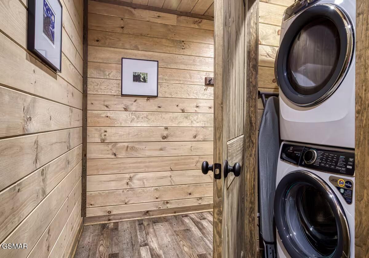 Sevierville, Tennessee, 37862, United States, 5 Bedrooms Bedrooms, ,5 BathroomsBathrooms,Residential,For Sale,2008857