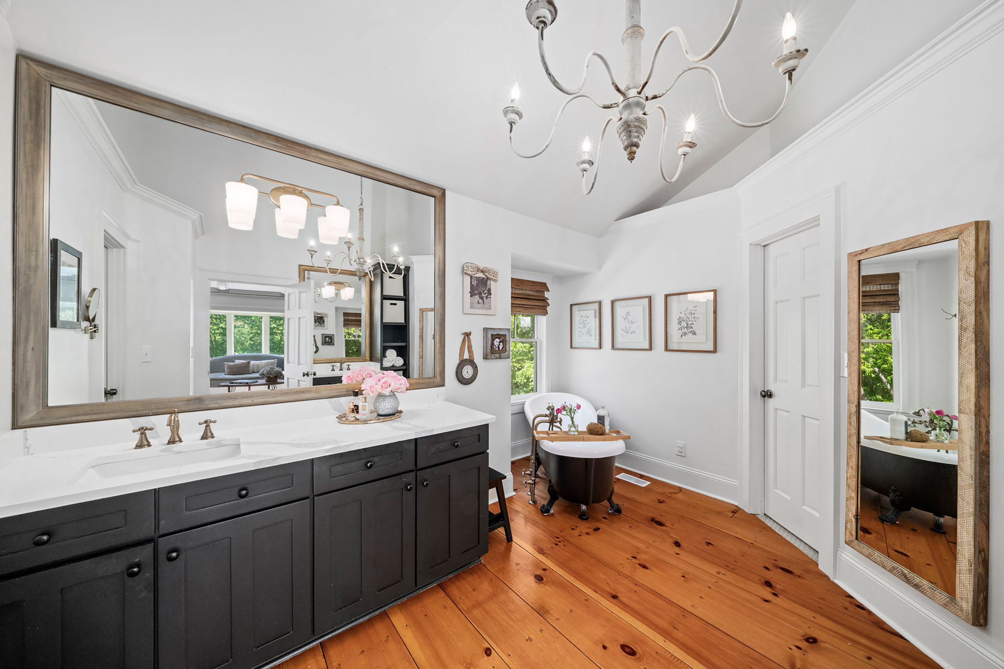  Live Timeless in Coveted Farmhouse on 4+ Private Gated Acres In Roswell - 物件實景