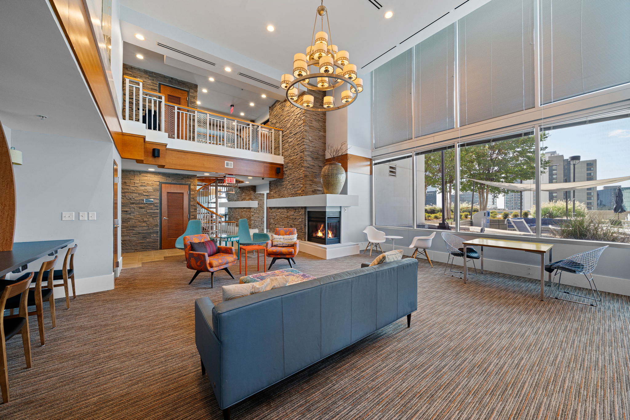  Spacious Two Bedroom Residence with Unobstructed Skyline Views - 物件實景