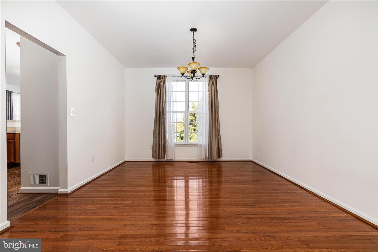 Round Hill, Virginia, 20141, United States, 4 Bedrooms Bedrooms, ,4 BathroomsBathrooms,Residential,For Sale,1987727