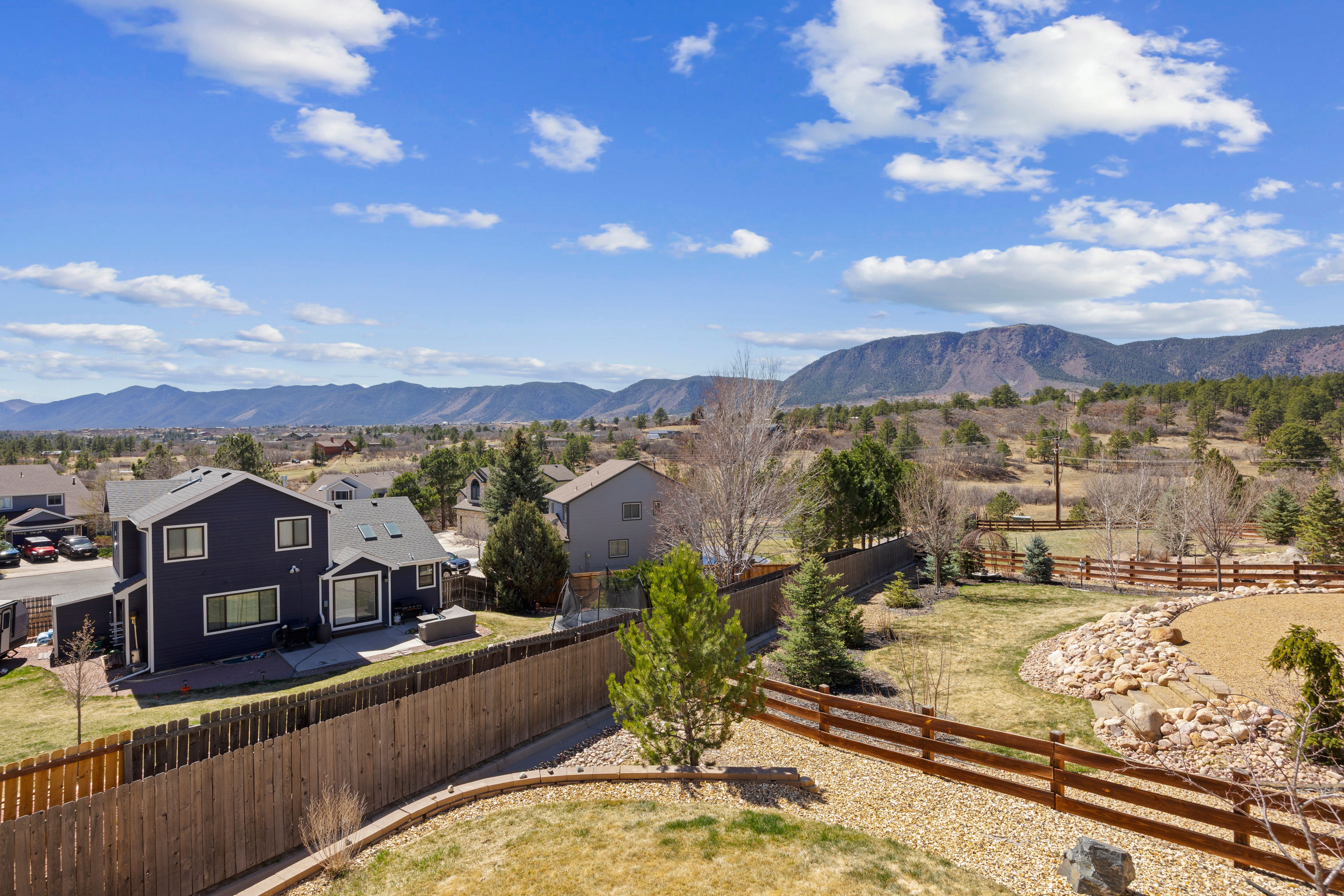  Open, Spacious, Upgraded, Walkout Rancher is Meticulous and with Views - 物件實景