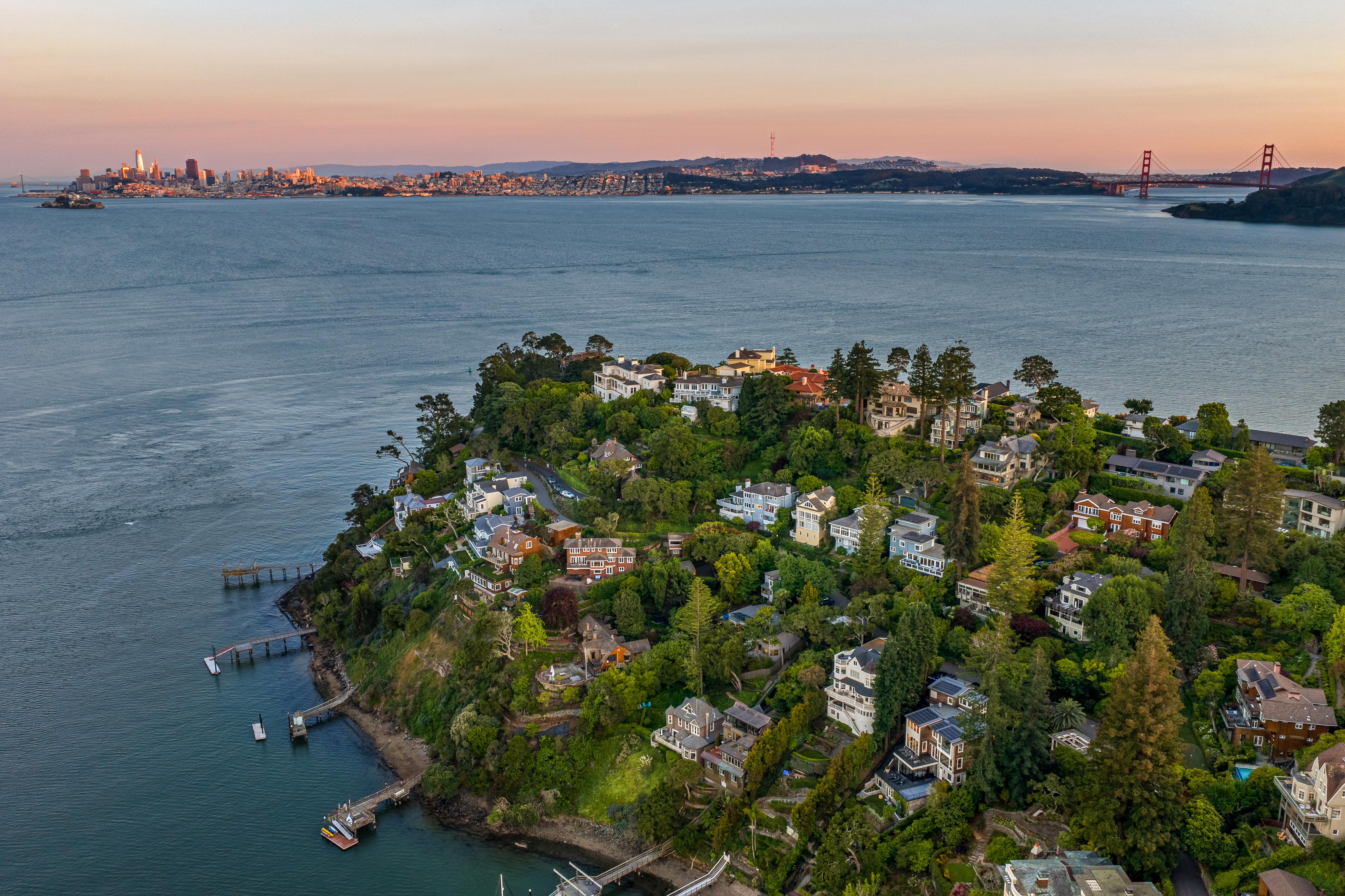  Coastal Living on Coveted Beach Road - 物件實景