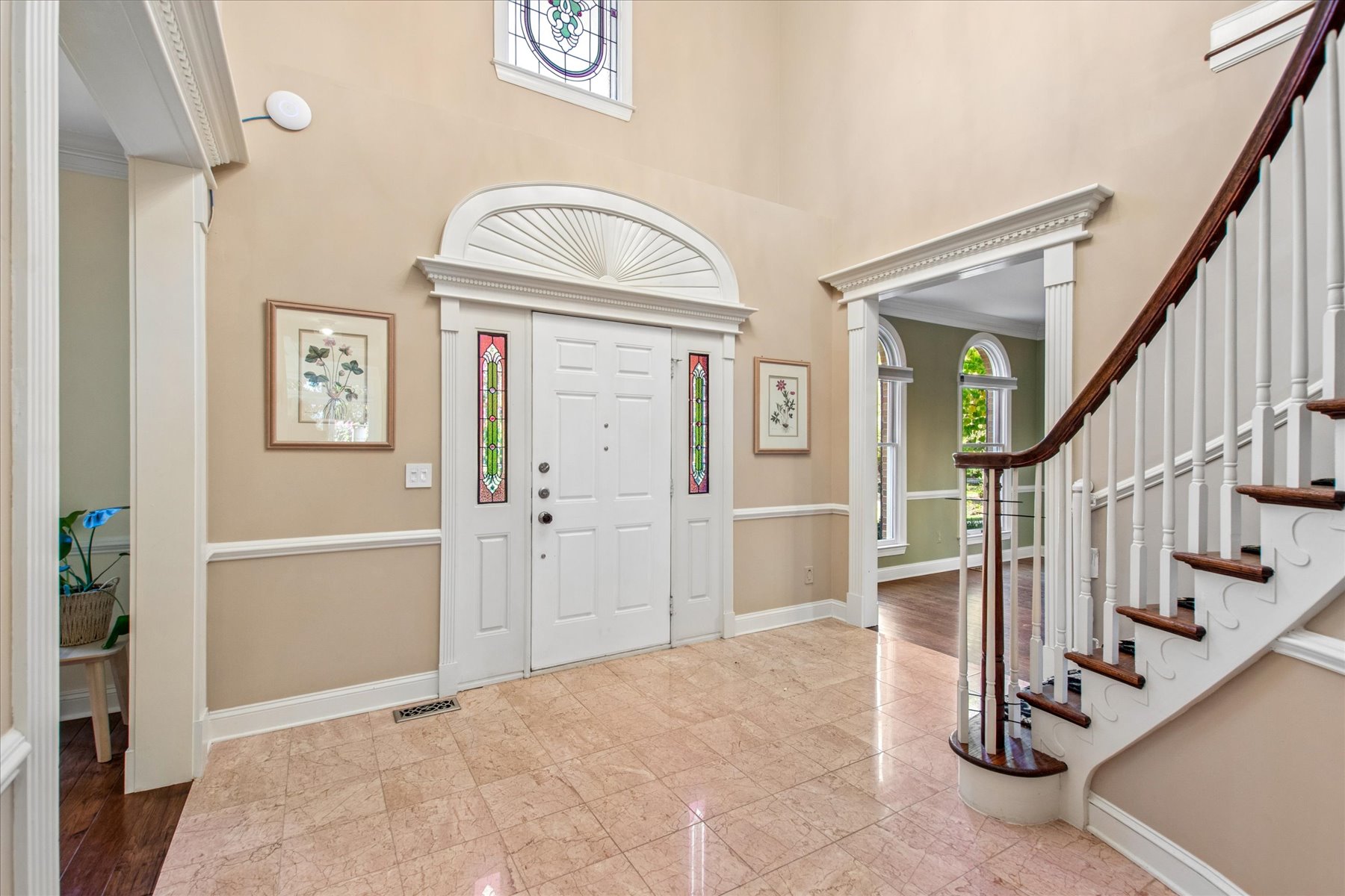  Distinctive Colonial Home Located in Well-Established Neighborhood - 物件實景