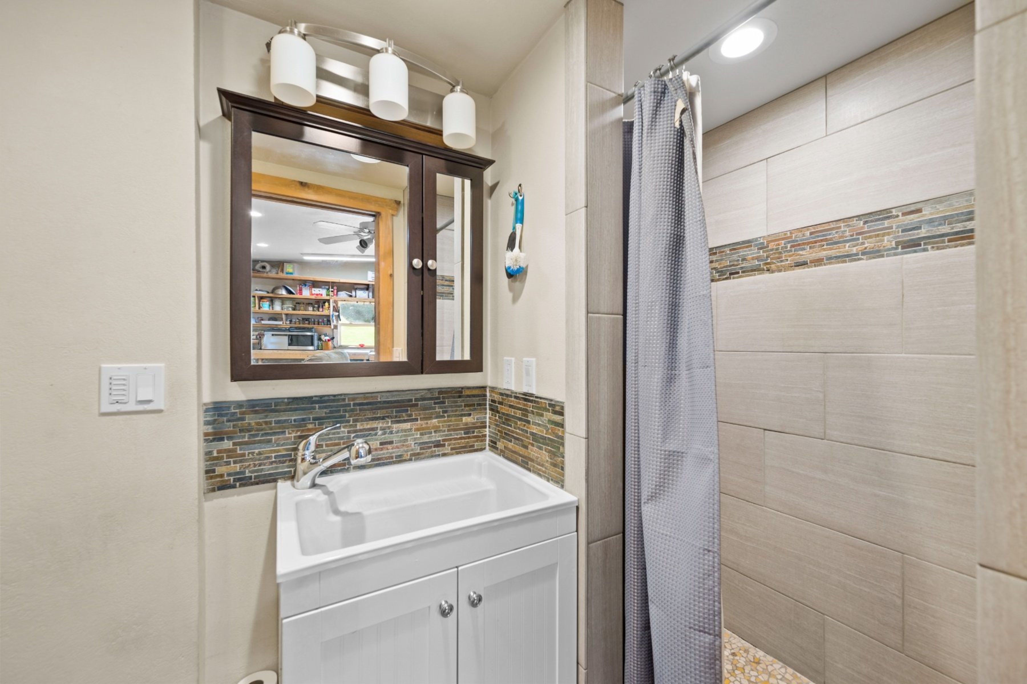  Opportunity to Subdivide - Build Homes With a City & Foothills View - 物件實景