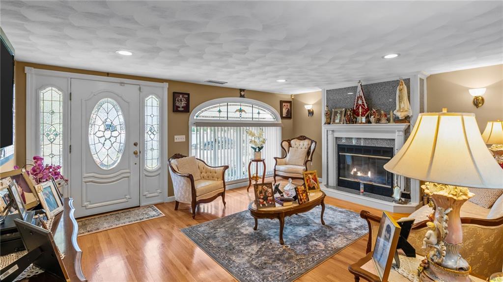 Barrington, Rhode Island, 02806, United States, 3 Bedrooms Bedrooms, ,3 BathroomsBathrooms,Residential,For Sale,2012853