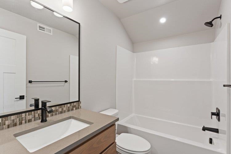 Colbert, Washington, 99005, United States, 4 Bedrooms Bedrooms, ,3 BathroomsBathrooms,Residential,For Sale,1890312