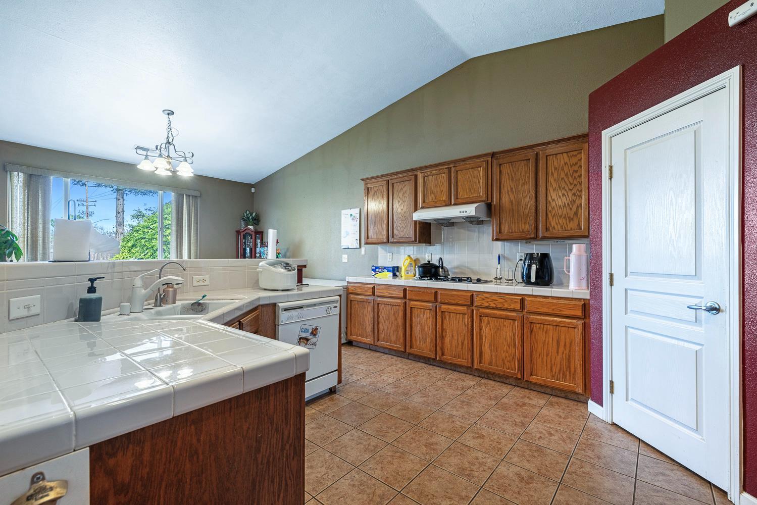 Fresno, California, 93727, United States, 4 Bedrooms Bedrooms, ,2 BathroomsBathrooms,Residential,For Sale,2008580