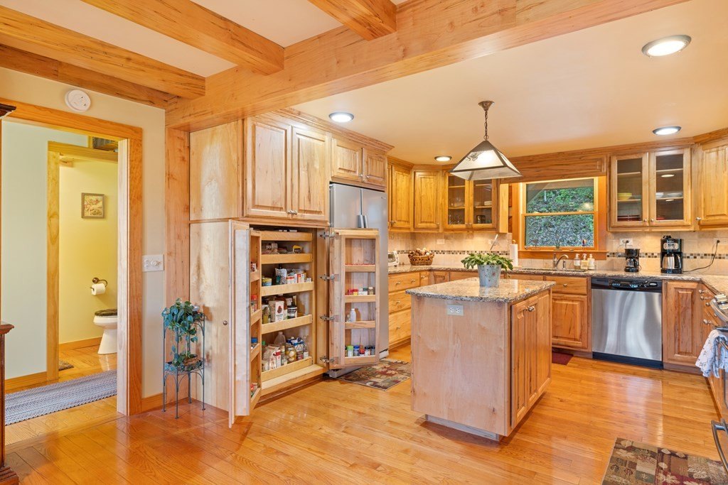 Hiawassee, Georgia, 30546, United States, 3 Bedrooms Bedrooms, ,3 BathroomsBathrooms,Residential,For Sale,1880461