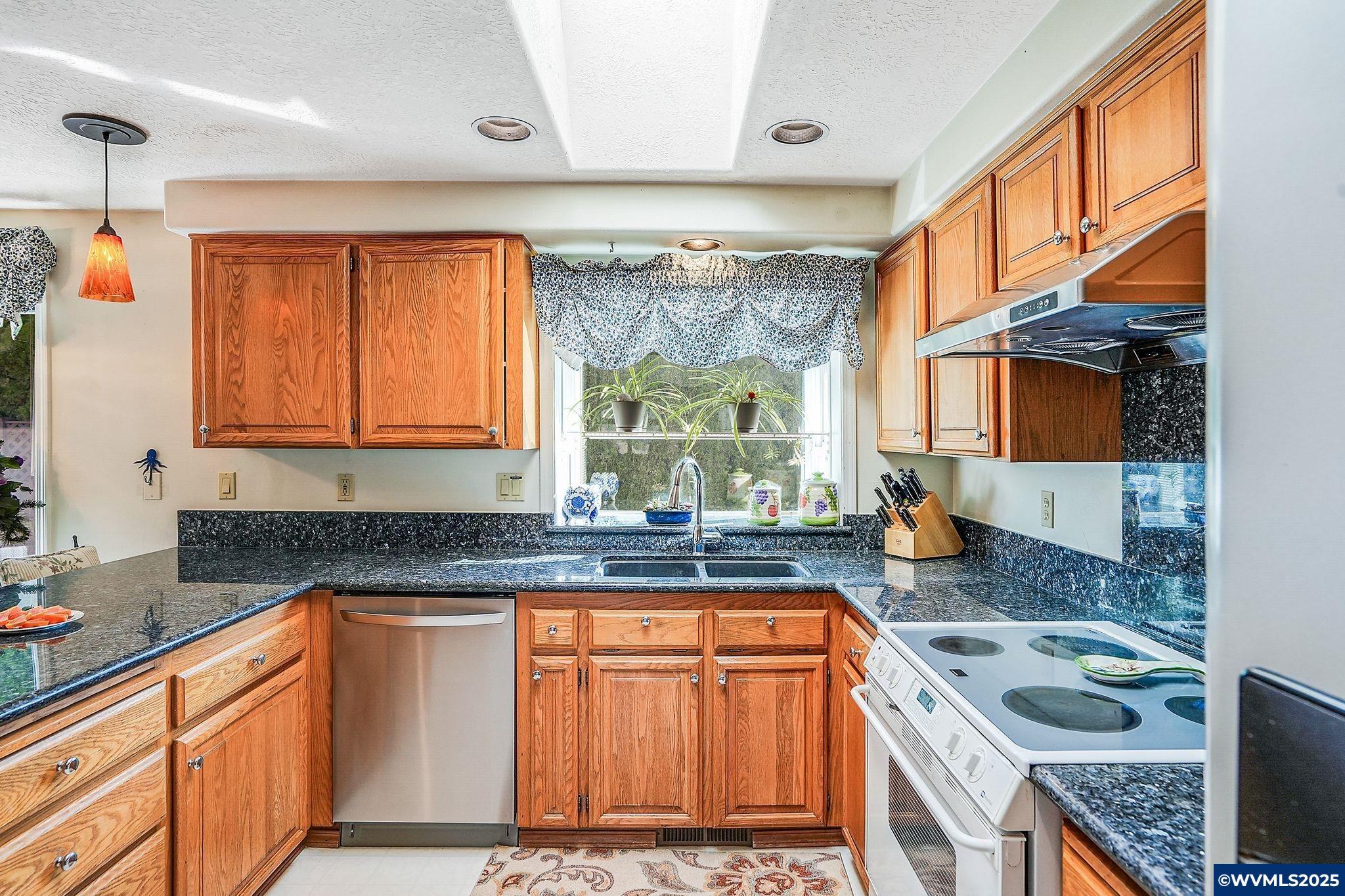 Salem, Oregon, 97302, United States, 5 Bedrooms Bedrooms, ,4 BathroomsBathrooms,Residential,For Sale,1728980