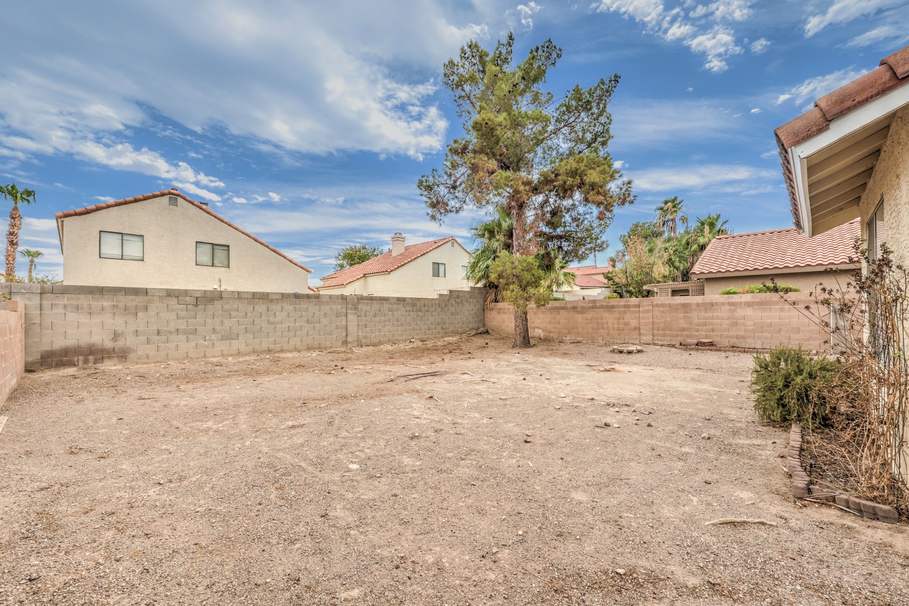  Fresh, Spacious & Move-In Ready — Green Valley Home on an Oversized Lot - 物件實景