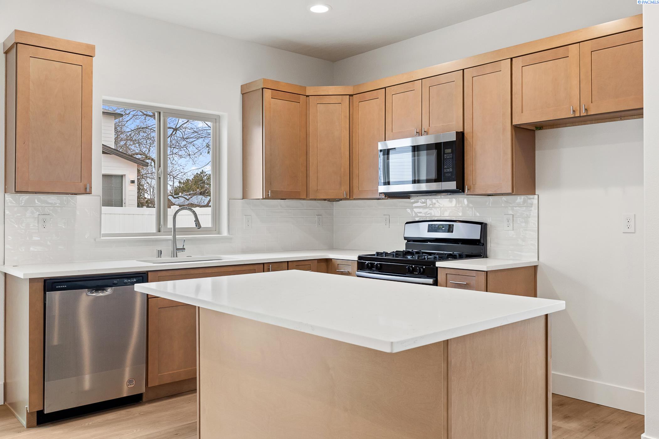 Kennewick, Washington, 99337, United States, 5 Bedrooms Bedrooms, ,Residential,For Sale,1940850