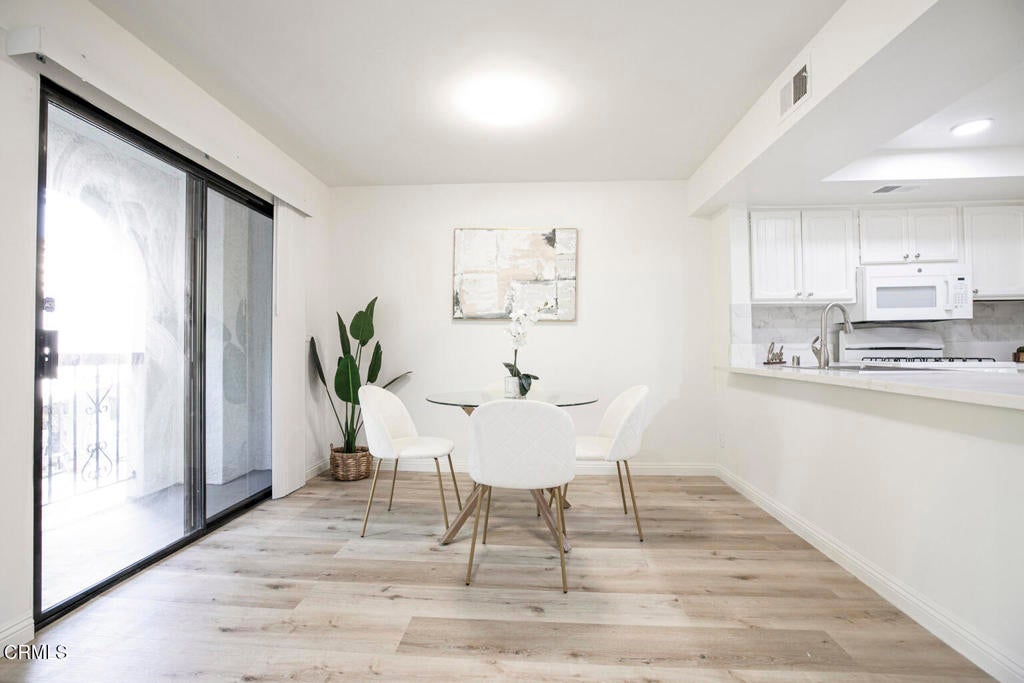 Glendale, California, 91205, United States, 3 Bedrooms Bedrooms, ,2 BathroomsBathrooms,Residential,For Sale,1938623