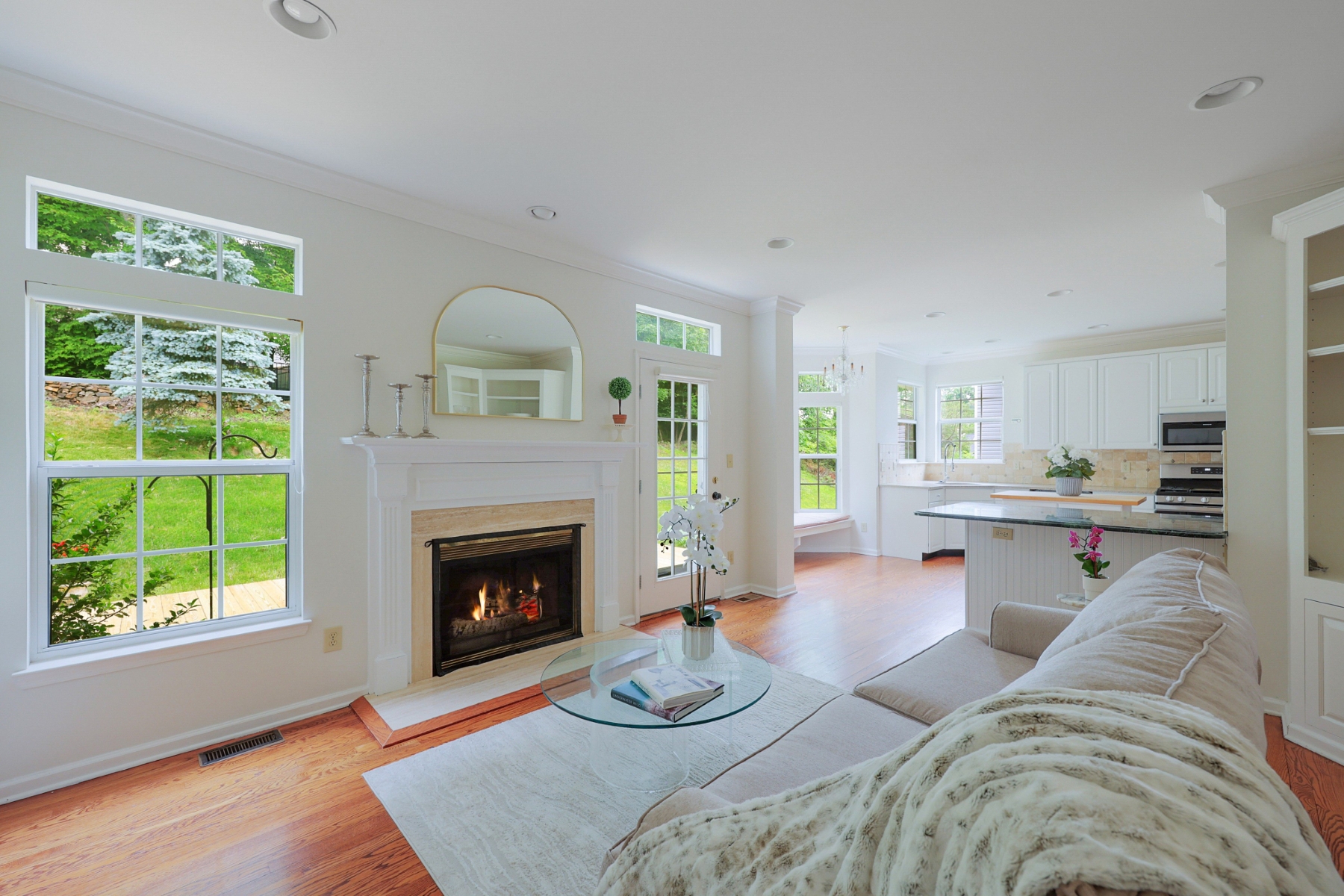  ?Carlisle? Classic Colonial Offers Timeless Charm with Modern Updates - 物件實景