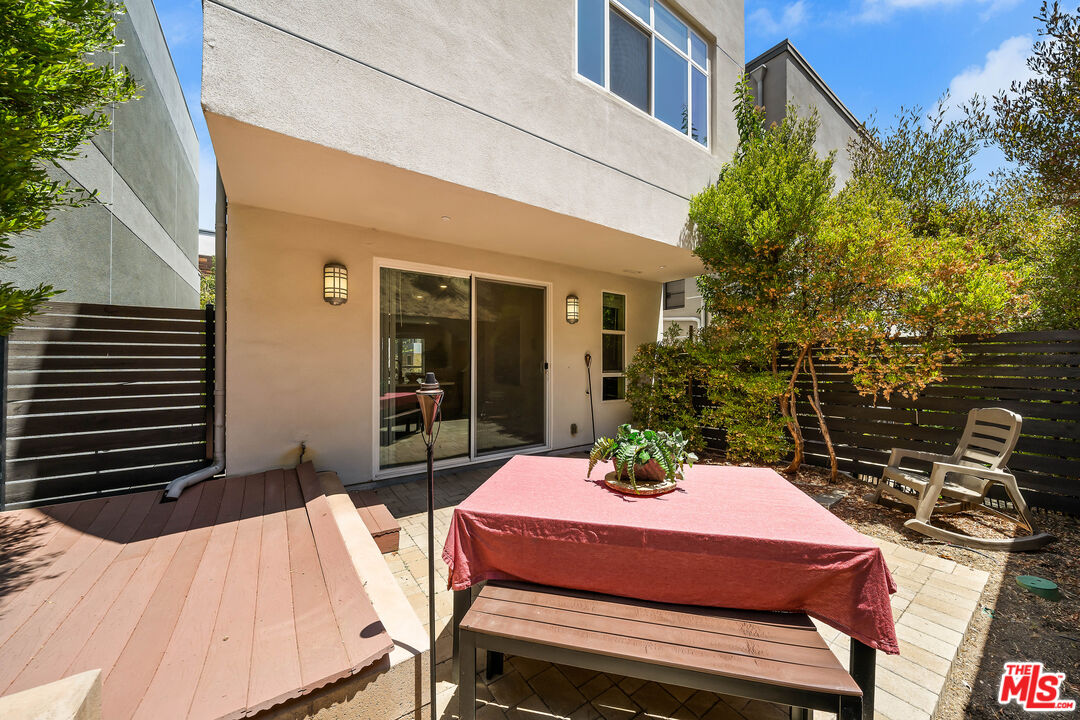 Los Angeles, California, 90068, United States, 3 Bedrooms Bedrooms, ,4 BathroomsBathrooms,Residential,For Sale,1891142