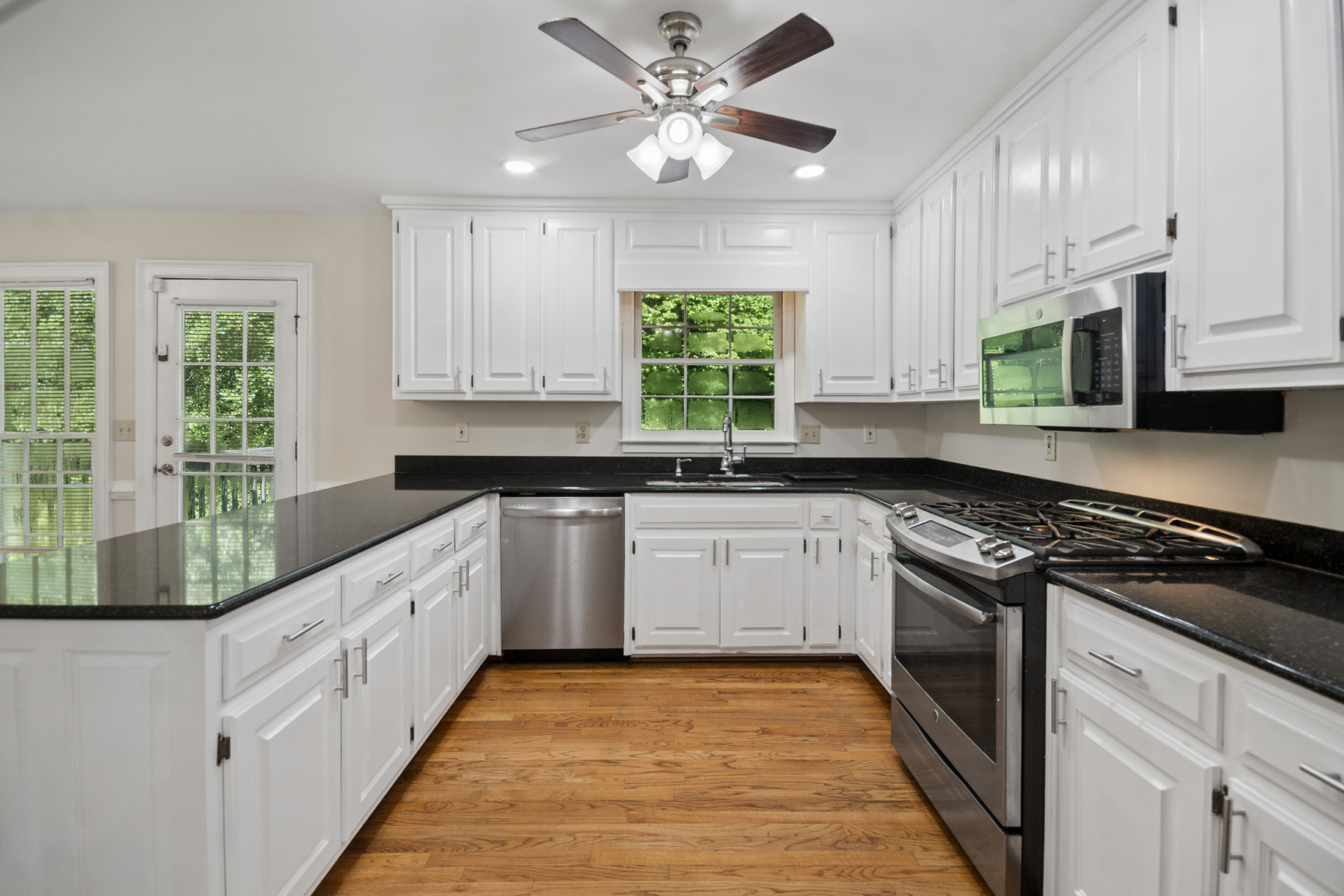  Beautifully Refreshed Ranch Nestled on an Expansive Cul-de-sac Lot - 物件實景