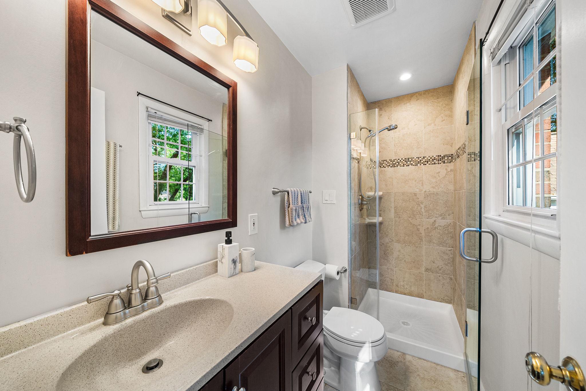 914 Waynewood Boulevard, Alexandria, VA, 22308 - 物件實景