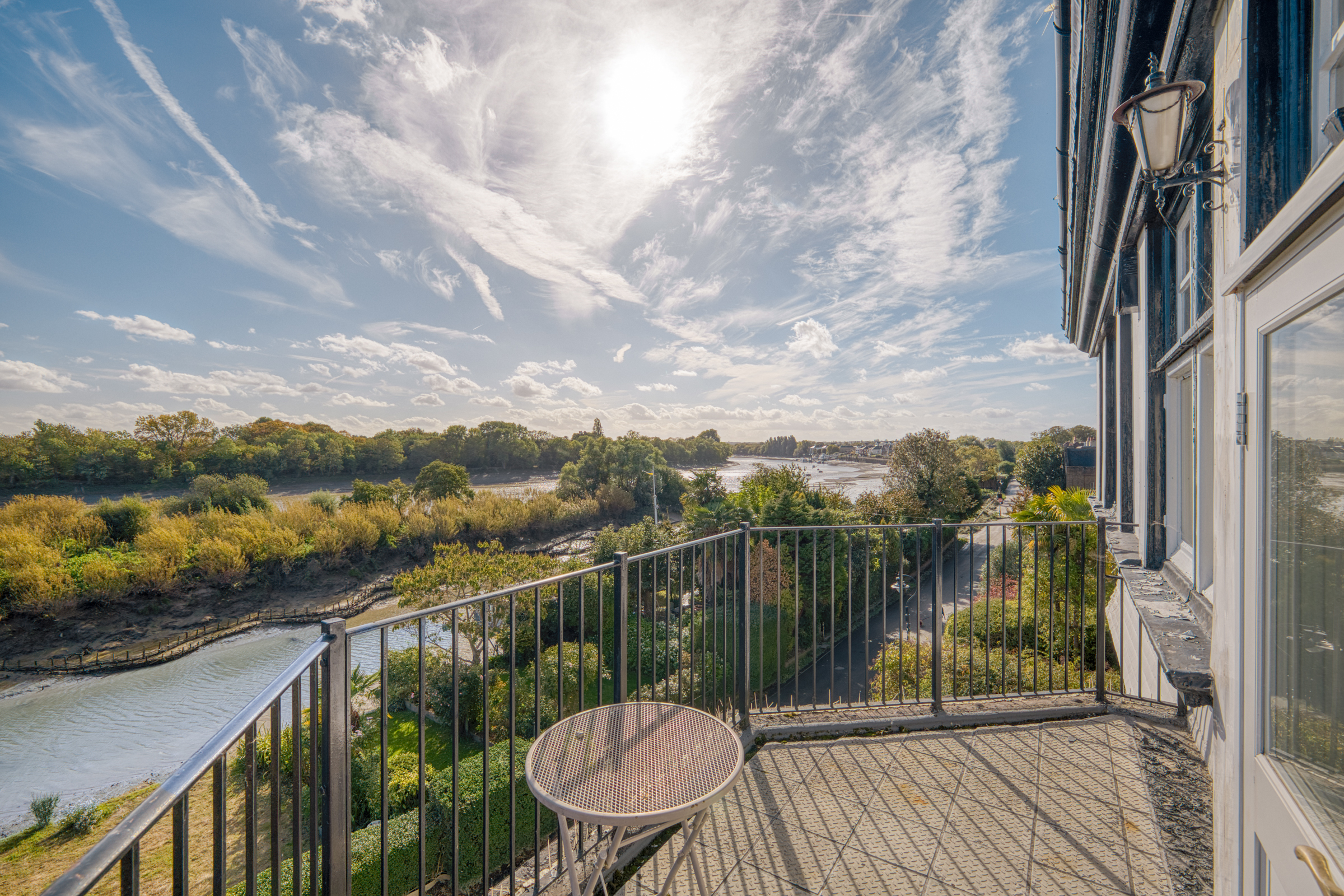  An Arts and Crafts house on Chiswick Mall with riverside gardens. - 物件實景