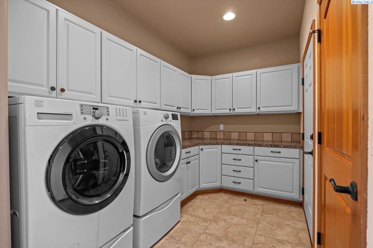 Richland, Washington, 99352, United States, 4 Bedrooms Bedrooms, ,2 BathroomsBathrooms,Residential,For Sale,1992938