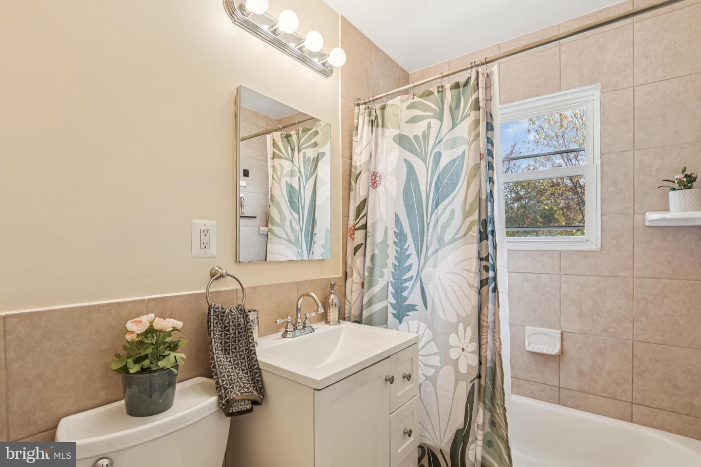 Rockville, Maryland, 20851, United States, 4 Bedrooms Bedrooms, ,2 BathroomsBathrooms,Residential,For Sale,1987492