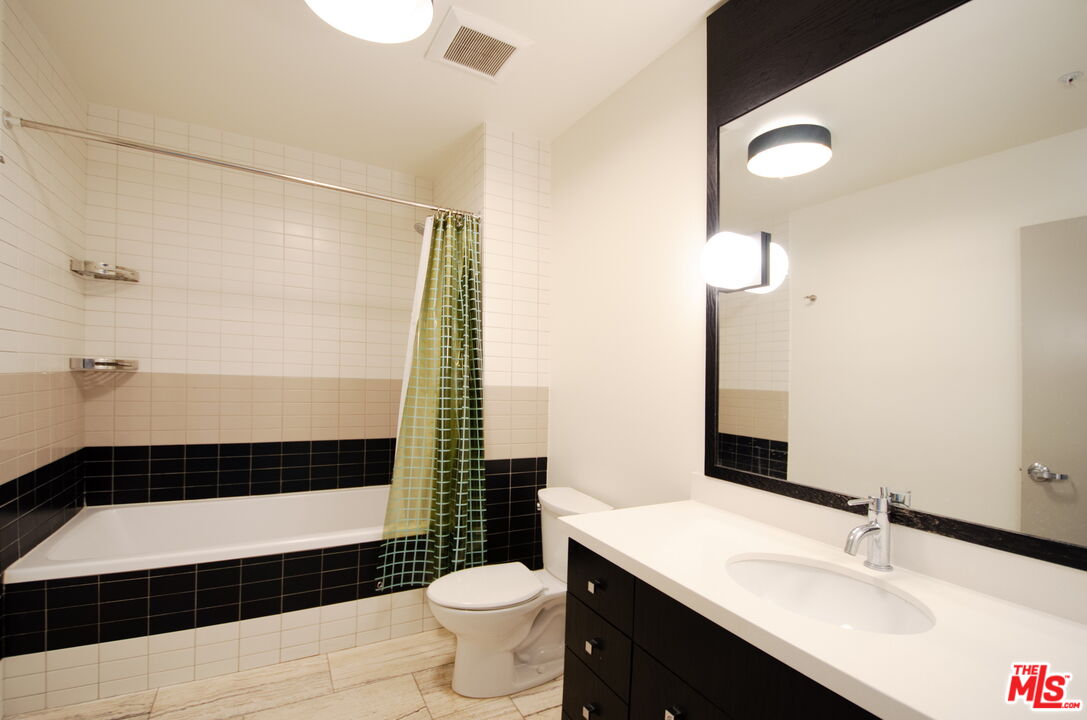 Los Angeles, California, 90013, United States, 1 Bedroom Bedrooms, ,1 BathroomBathrooms,Residential,For Sale,1906758