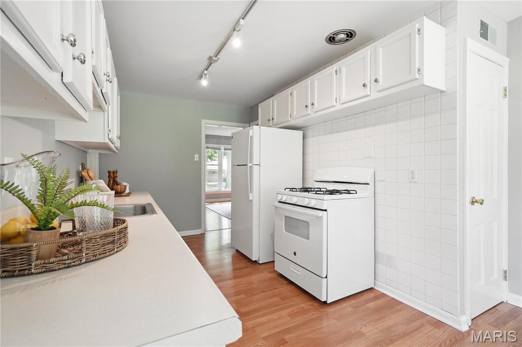 St Louis, Missouri, 63117, United States, 3 Bedrooms Bedrooms, ,2 BathroomsBathrooms,Residential,For Sale,1840220