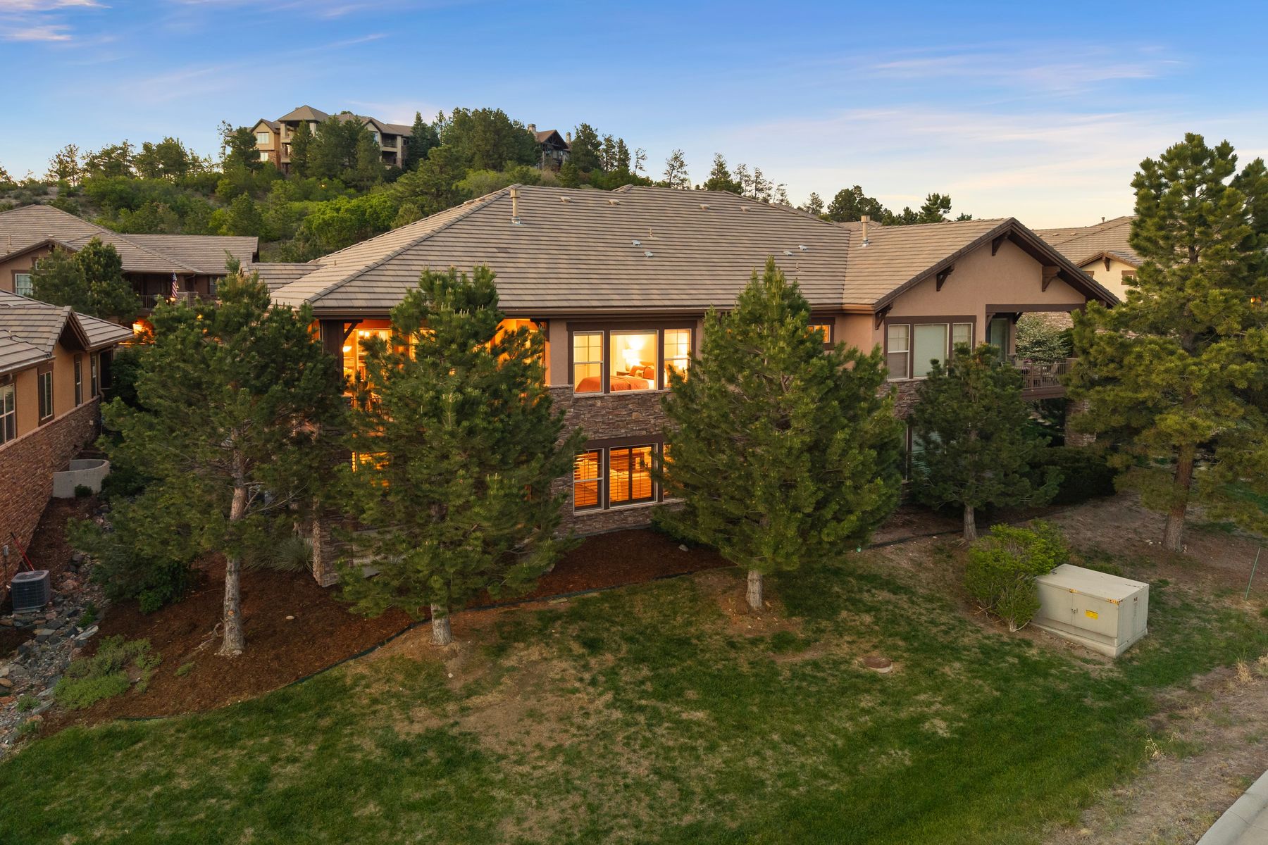  set against a backdrop  of colorado mountain views - 物件實景