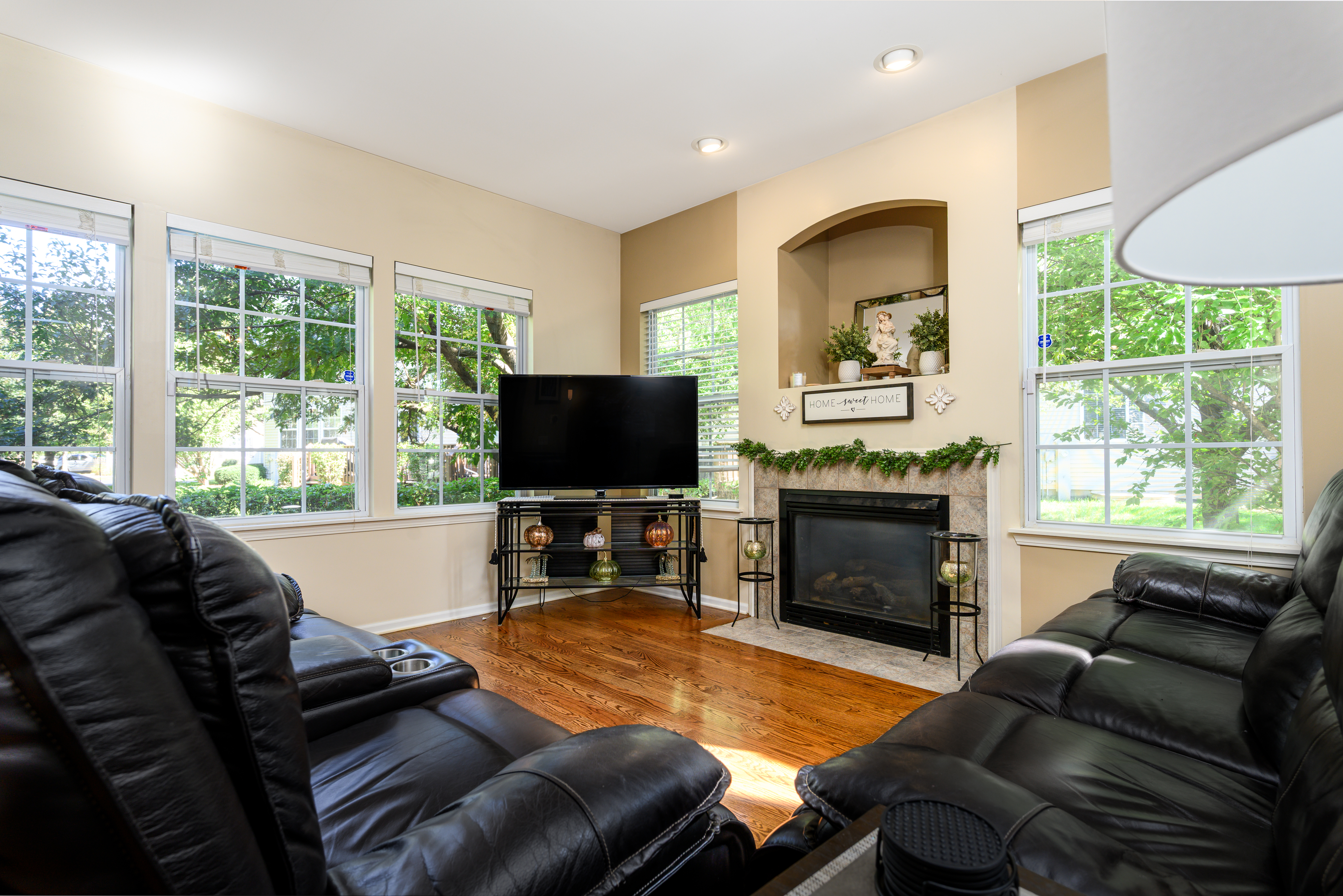  Bright and Spacious Corner Home with Fully Finished Basement - 物件實景