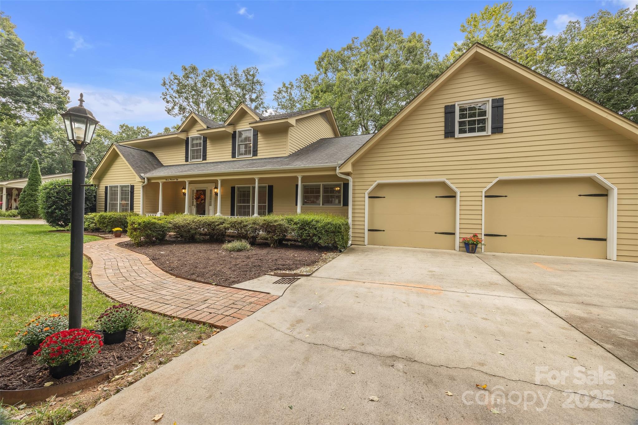 Hickory, North Carolina, 28601, United States, 5 Bedrooms Bedrooms, ,5 BathroomsBathrooms,Residential,For Sale,1941000