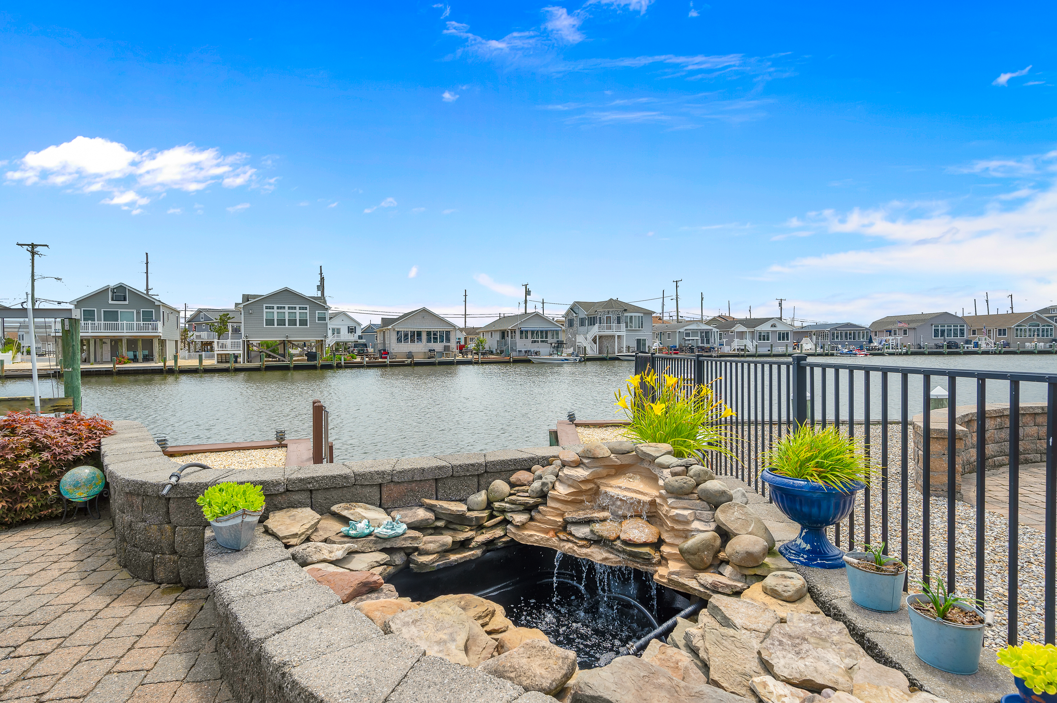  Spacious Waterfront Ranch With In-Ground Pool - 物件實景