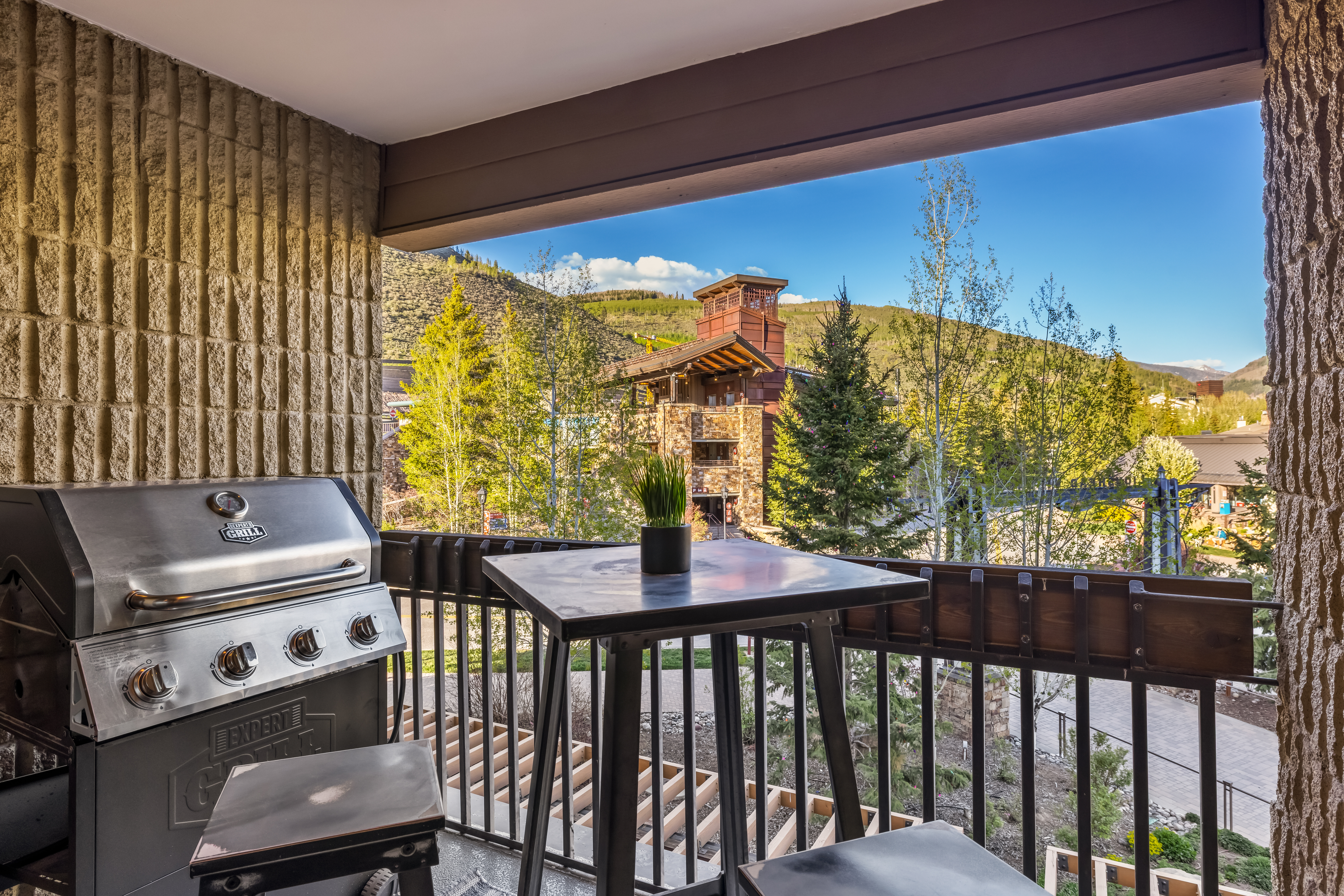  Turnkey, Beautifully Renovated, Single Fourth-Floor View of the Ski Slopes - 物件實景