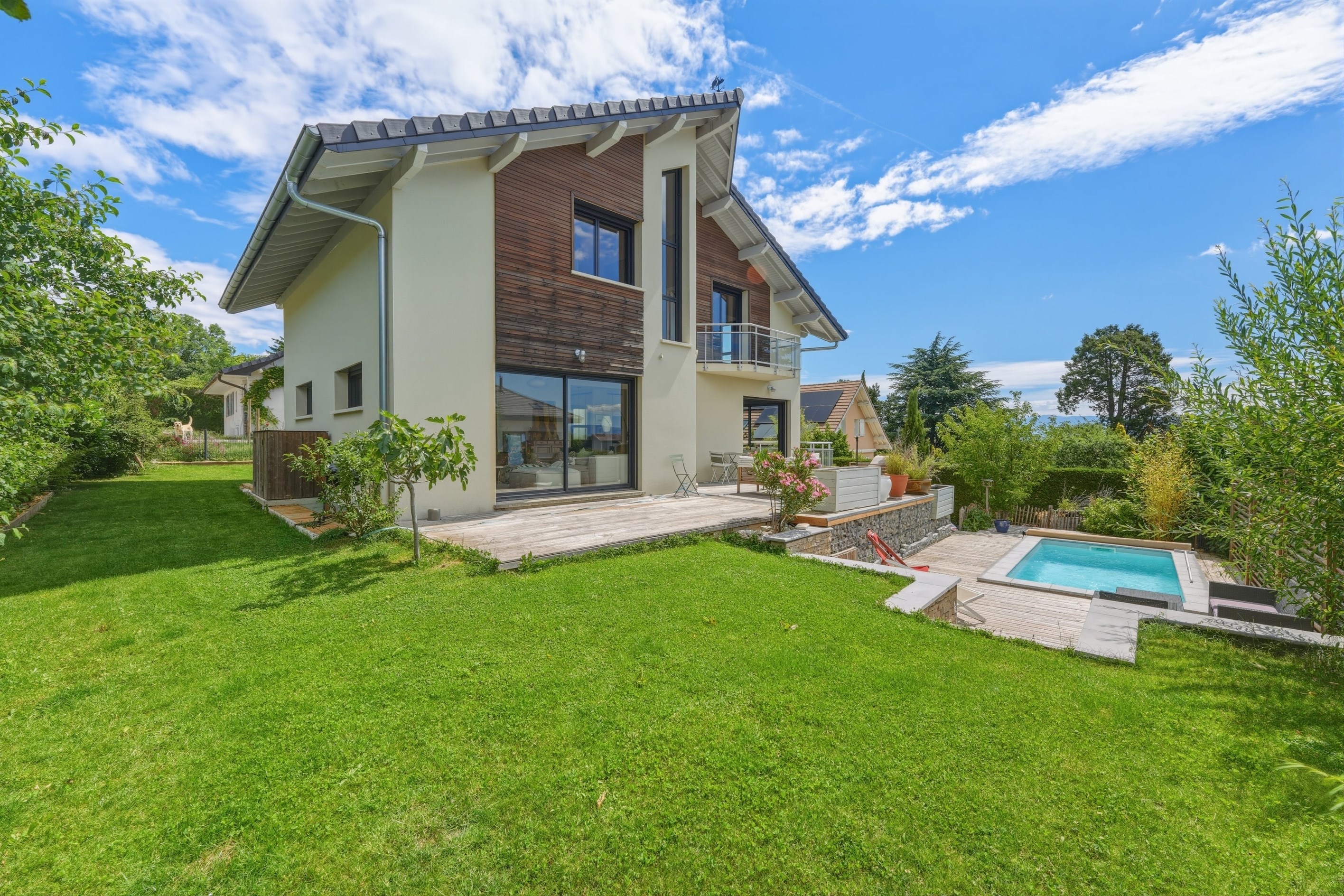  Recently Built Family Property with Swimming Pool and Quality Features - 物件實景