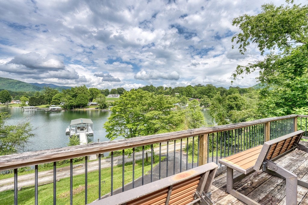 Hayesville, North Carolina, 28904, United States, 3 Bedrooms Bedrooms, ,3 BathroomsBathrooms,Residential,For Sale,1862322
