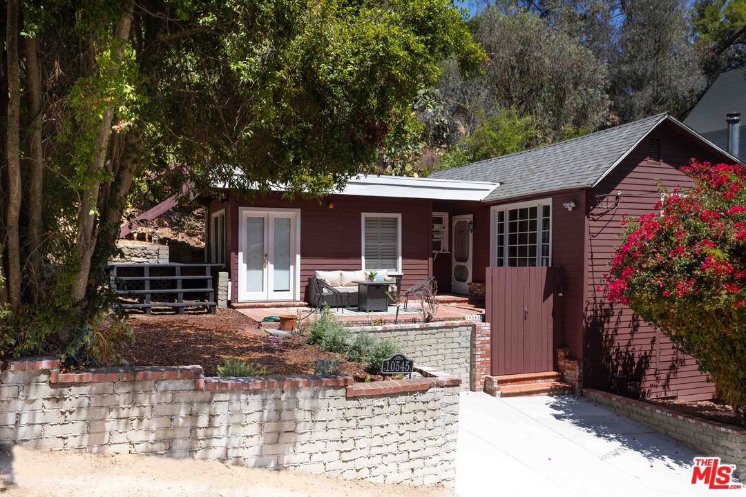 Los Angeles, California, 90077, United States, 2 Bedrooms Bedrooms, ,1 BathroomBathrooms,Residential,For Sale,1938648
