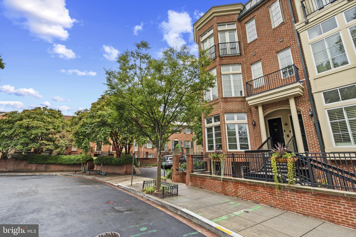 Washington, District of Columbia, 20009, United States, 2 Bedrooms Bedrooms, ,3 BathroomsBathrooms,Residential,For Sale,1950810